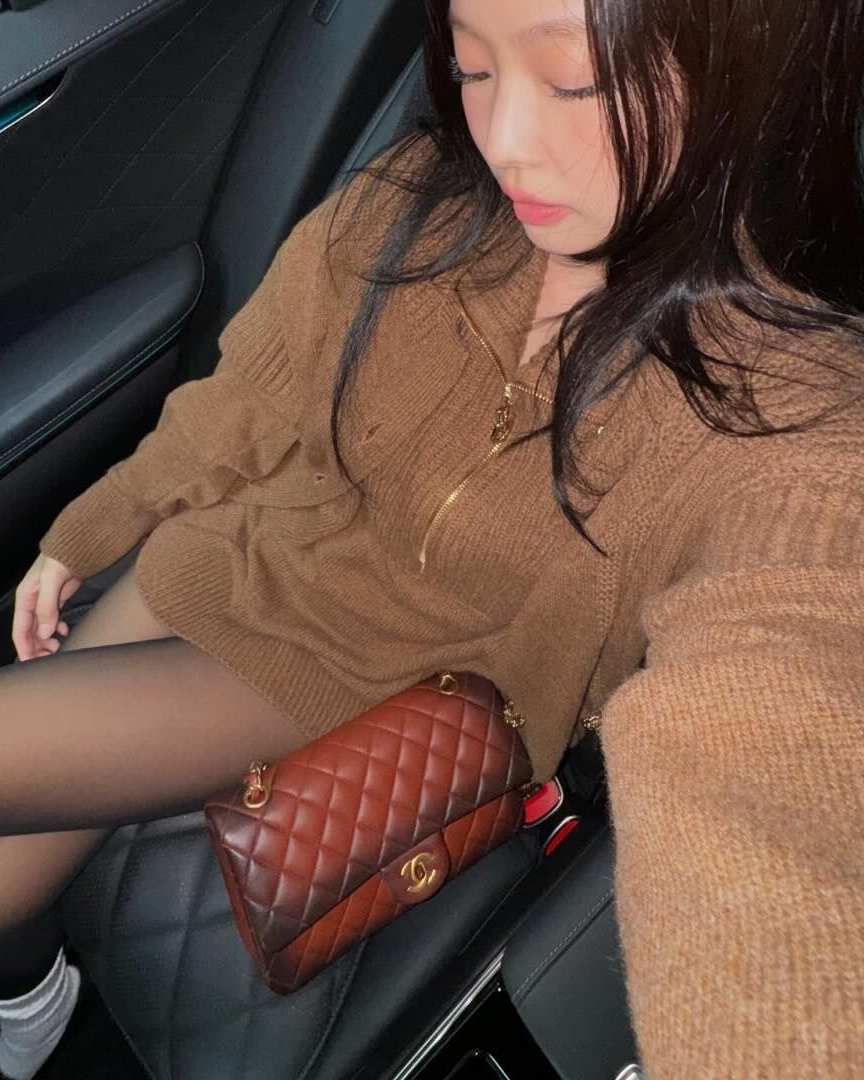 작지만 강력한 스타일 포인트👜
미니백 컬렉터들은 주목해야 할 브랜드 별 미니백 5

1. 제니: 샤넬 - 클래식 11.12 핸드 백/ 샤넬 - 미니 백 위드 탑 핸들

2. 장원영: 미우미우 - 완더 마테라쎄 스웨이드 호보 백

3. 조이: 자크뮈스 - 여성 르 밤비노 롱 숄더백 - 블랙

4. 크리스탈: 폴로 - ID 카프스킨 미니 숄더백

5. 다니엘: 셀린느 - 틴 니노백 이미지