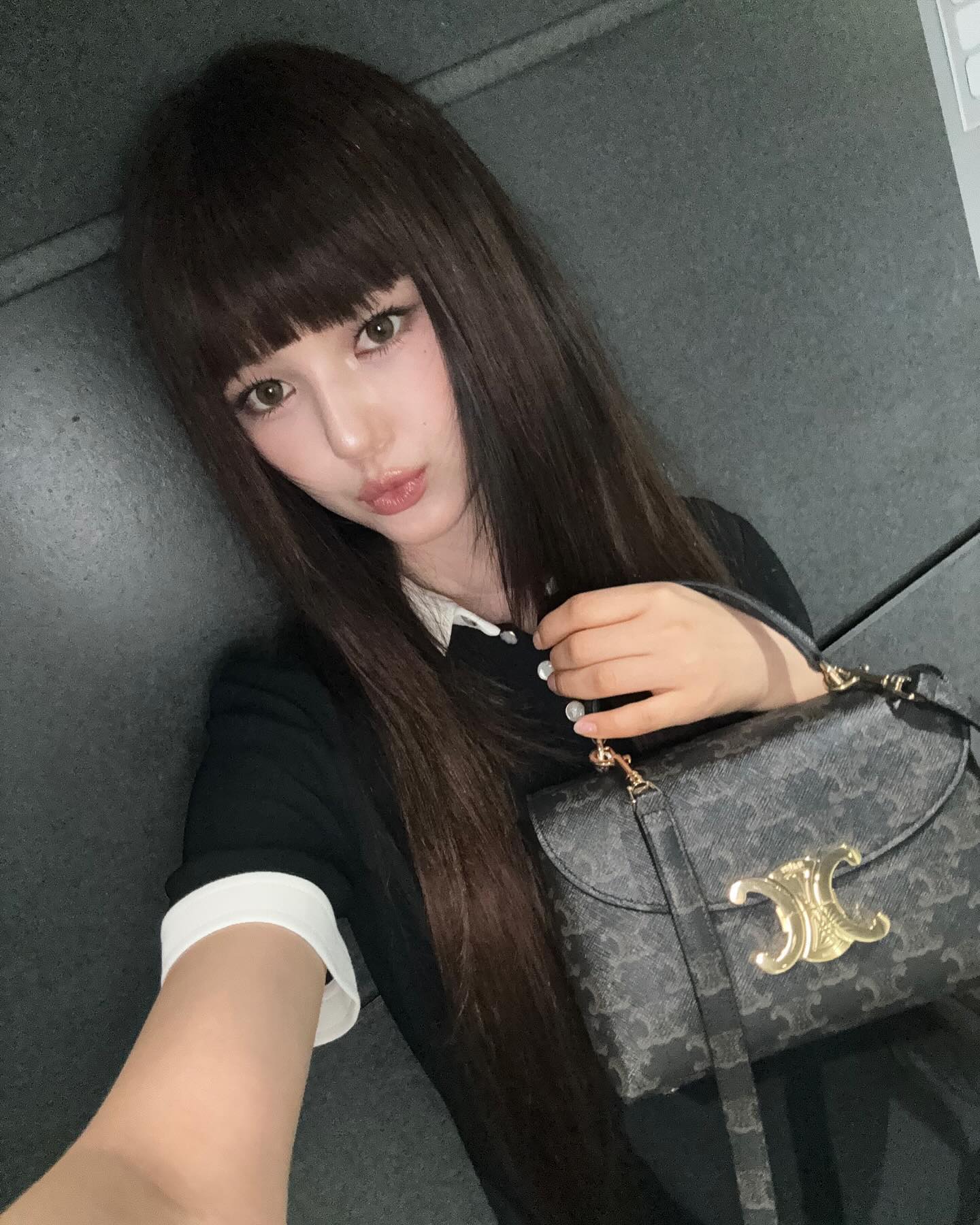 작지만 강력한 스타일 포인트👜
미니백 컬렉터들은 주목해야 할 브랜드 별 미니백 5

1. 제니: 샤넬 - 클래식 11.12 핸드 백/ 샤넬 - 미니 백 위드 탑 핸들

2. 장원영: 미우미우 - 완더 마테라쎄 스웨이드 호보 백

3. 조이: 자크뮈스 - 여성 르 밤비노 롱 숄더백 - 블랙

4. 크리스탈: 폴로 - ID 카프스킨 미니 숄더백

5. 다니엘: 셀린느 - 틴 니노백 이미지9