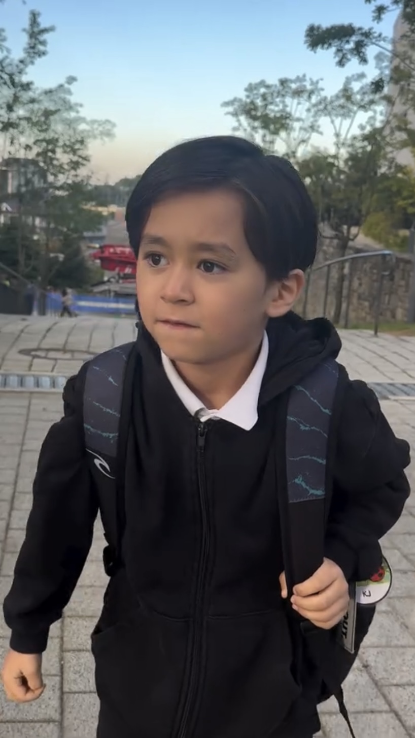 벤토리🐥언제 이렇게 큰거야🏫

본인 상체만한 가방 메고 등교하는 중인 벤틀리🎒벤틀리는 형 윌리엄과 2016년부터 2021년까지 아빠 샘 해밍턴과 함께 KBS ‘슈퍼맨이 돌아왔다’에 출연해 전 국민에게 사랑받았는데요. 올해 만 7세가 된 벤틀리는 훌쩍 큰 키와 한층 성숙해진 이목구비로 눈길을 끌었습니다. 이미지