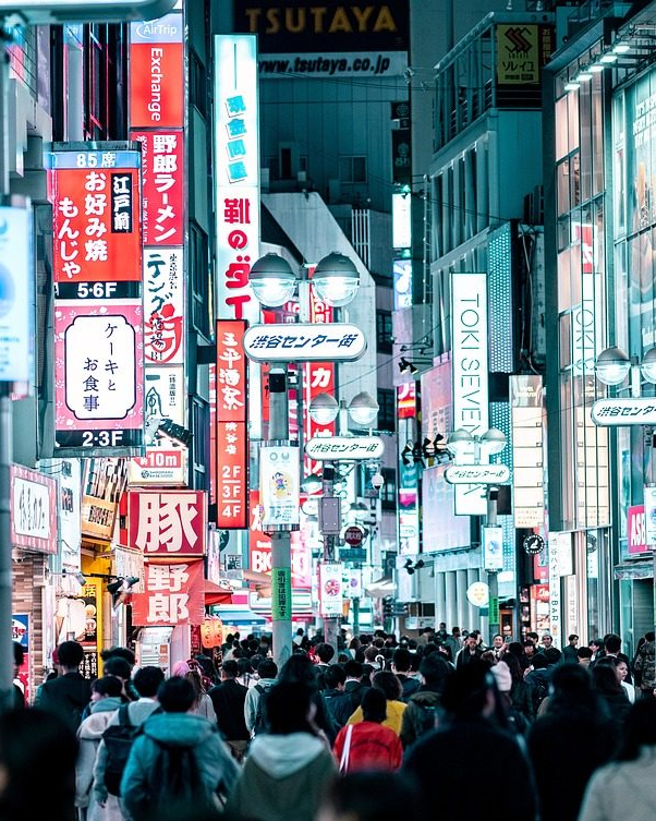 📢 도쿄 시부야 가는 사람 주목🗼✨

10월 1일부터 시부야역 주변에서 오후 6시~새벽 5시까지 길거리 음주가 금지됐어요.
 
술을 좋아하는 사람들도 이 시간엔 길거리나 공원에서 음주를 삼가야 합니다. 예전엔 핼러윈 같은 특정 기간에만 제한했는데, 이제 연중 내내 적용된다고 해요!

벌금은 없지만, 모두가 즐겁고 안전하게 시부야를 즐기기 위한 새로운 규칙이니까 함께 지켜봐요! 😊🍻 이미지