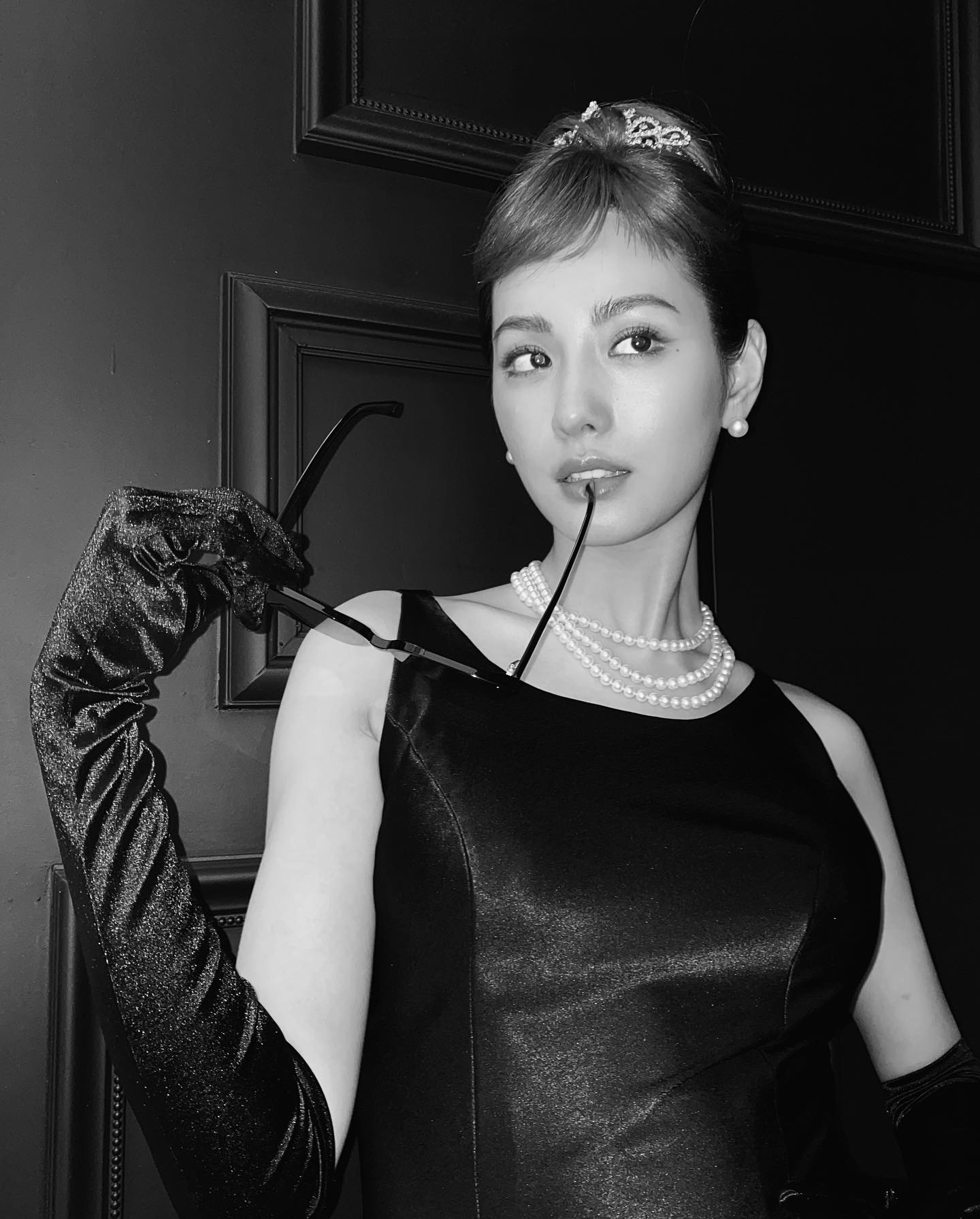 한국의 오드리 헵번들👸🏻🖤

이번 파리 패션위크 미우미우 쇼에 참석한 장원영이 올림머리와 마치 오드리 헵번을 연상케하는 스타일을 선보였는데요. 이와 함께 오드리 헵번을 오마주한 셀럽들이 화제가 되고 있습니다. 이들은 헵번의 시그니처인 짧은 앞머리와 올림머리, 티아라, 진주 목걸이 등을 따라 했는데요. 지난 2023년 디올 꾸띄르 쇼에서 헵번 스타일을 선보인 지수부터 드라마 호텔 델루나 아이유, 수지 등 이들의 러블리한 헵번룩을 살펴보세요! 이미지6