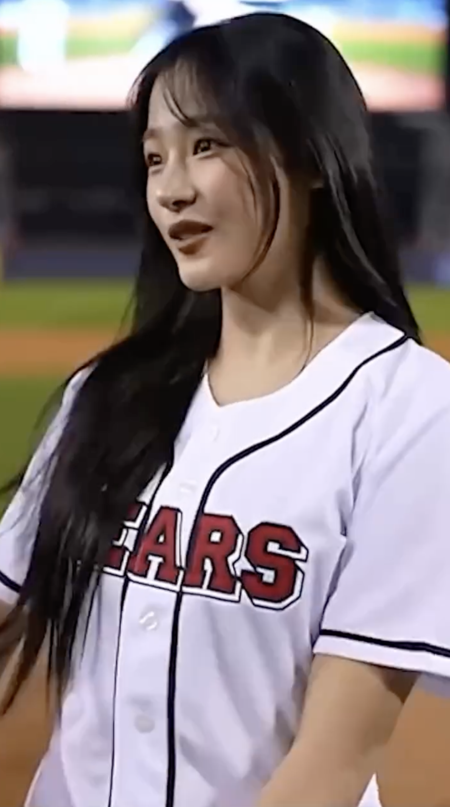 두린이 출신🐻⚾️뉴진스 민지, 공까지 잘 던지네요🔥 이미지