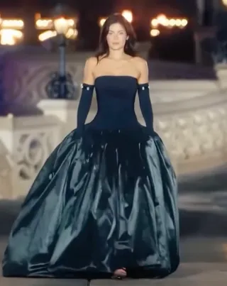 공쥬들아 배틀을 신청한다👸🖤
파리 디즈니랜드에서 런웨이를 선보인 카일리제너✨ 이미지