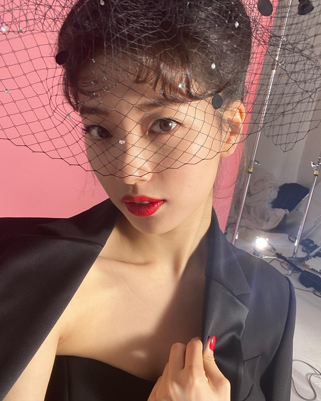 한국의 오드리 헵번들👸🏻🖤

이번 파리 패션위크 미우미우 쇼에 참석한 장원영이 올림머리와 마치 오드리 헵번을 연상케하는 스타일을 선보였는데요. 이와 함께 오드리 헵번을 오마주한 셀럽들이 화제가 되고 있습니다. 이들은 헵번의 시그니처인 짧은 앞머리와 올림머리, 티아라, 진주 목걸이 등을 따라 했는데요. 지난 2023년 디올 꾸띄르 쇼에서 헵번 스타일을 선보인 지수부터 드라마 호텔 델루나 아이유, 수지 등 이들의 러블리한 헵번룩을 살펴보세요! 이미지5