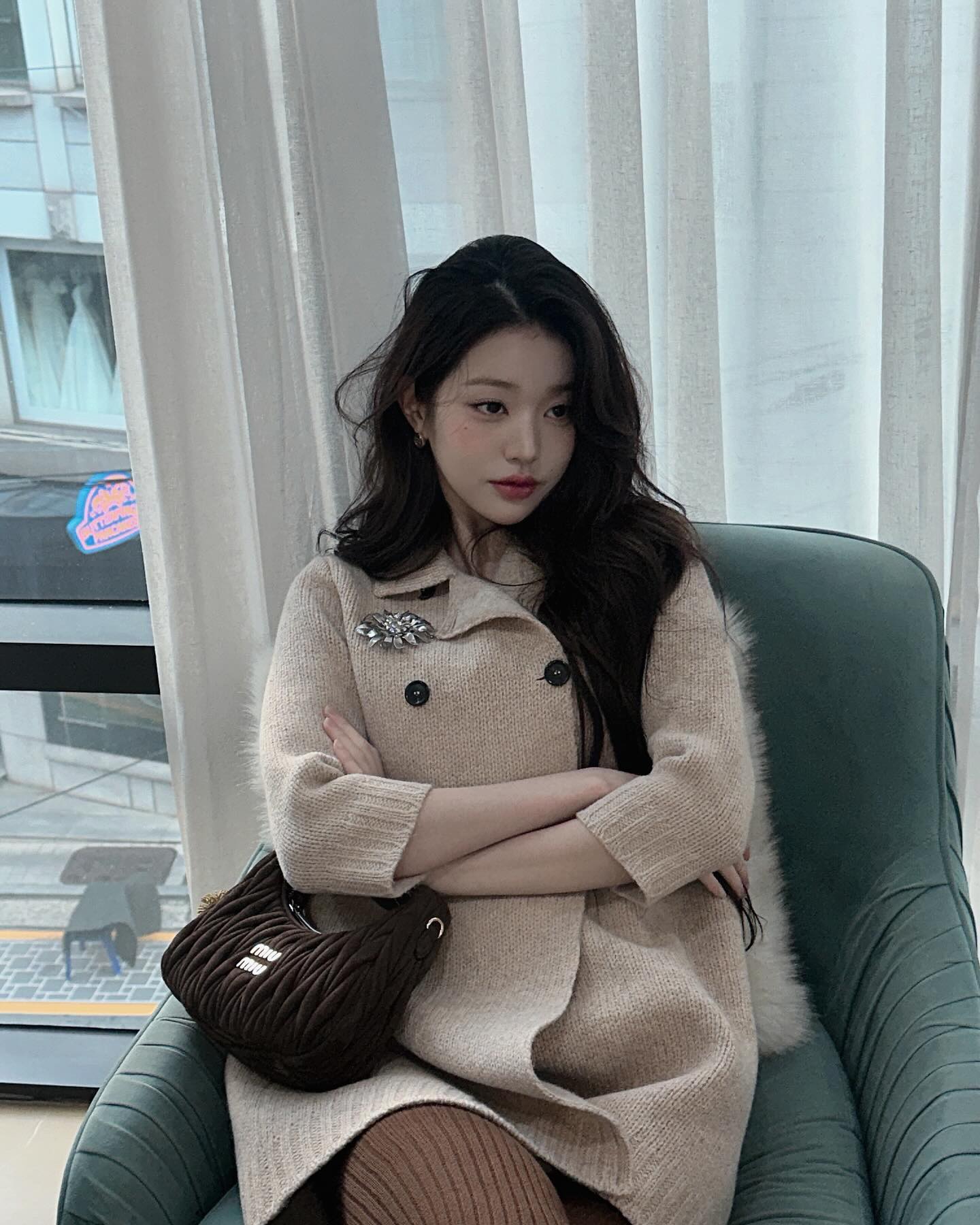 작지만 강력한 스타일 포인트👜
미니백 컬렉터들은 주목해야 할 브랜드 별 미니백 5

1. 제니: 샤넬 - 클래식 11.12 핸드 백/ 샤넬 - 미니 백 위드 탑 핸들

2. 장원영: 미우미우 - 완더 마테라쎄 스웨이드 호보 백

3. 조이: 자크뮈스 - 여성 르 밤비노 롱 숄더백 - 블랙

4. 크리스탈: 폴로 - ID 카프스킨 미니 숄더백

5. 다니엘: 셀린느 - 틴 니노백 이미지
