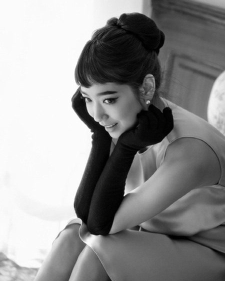 한국의 오드리 헵번들👸🏻🖤

이번 파리 패션위크 미우미우 쇼에 참석한 장원영이 올림머리와 마치 오드리 헵번을 연상케하는 스타일을 선보였는데요. 이와 함께 오드리 헵번을 오마주한 셀럽들이 화제가 되고 있습니다. 이들은 헵번의 시그니처인 짧은 앞머리와 올림머리, 티아라, 진주 목걸이 등을 따라 했는데요. 지난 2023년 디올 꾸띄르 쇼에서 헵번 스타일을 선보인 지수부터 드라마 호텔 델루나 아이유, 수지 등 이들의 러블리한 헵번룩을 살펴보세요! 이미지8