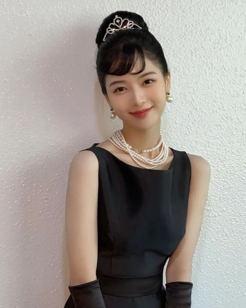 한국의 오드리 헵번들👸🏻🖤

이번 파리 패션위크 미우미우 쇼에 참석한 장원영이 올림머리와 마치 오드리 헵번을 연상케하는 스타일을 선보였는데요. 이와 함께 오드리 헵번을 오마주한 셀럽들이 화제가 되고 있습니다. 이들은 헵번의 시그니처인 짧은 앞머리와 올림머리, 티아라, 진주 목걸이 등을 따라 했는데요. 지난 2023년 디올 꾸띄르 쇼에서 헵번 스타일을 선보인 지수부터 드라마 호텔 델루나 아이유, 수지 등 이들의 러블리한 헵번룩을 살펴보세요! 이미지7