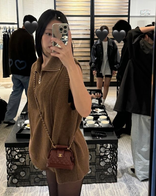 작지만 강력한 스타일 포인트👜
미니백 컬렉터들은 주목해야 할 브랜드 별 미니백 5

1. 제니: 샤넬 - 클래식 11.12 핸드 백/ 샤넬 - 미니 백 위드 탑 핸들

2. 장원영: 미우미우 - 완더 마테라쎄 스웨이드 호보 백

3. 조이: 자크뮈스 - 여성 르 밤비노 롱 숄더백 - 블랙

4. 크리스탈: 폴로 - ID 카프스킨 미니 숄더백

5. 다니엘: 셀린느 - 틴 니노백 이미지2