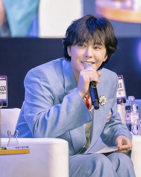 지디 볼 날 얼마 안남았다🥹🩵

지드래곤이 tvN 예능 '유 퀴즈 온 더 블럭'에 출연합니다. 지드래곤은 오늘(2일) '유퀴즈' 녹화에 참여하고, 녹화분은 10월 중 방송될 예정인 것으로 알려졌는데요. 앞서 지드래곤은 유재석이 MC로 있었던 예능프로그램 ‘무한도전’에 여러 차례 출연, 인연과 친분을 쌓은 바 있죠. 7년 만에 솔로 컴백을 암시한 지드래곤이 활발한 활동 예고와 함께 ‘유퀴즈’ 출연 확정을 지은 가운데, 그가 들려줄 그간의 근황과 유재석과의 케미에 기대가 쏠리고 있습니다. 이미지