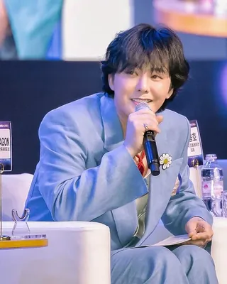 지디 볼 날 얼마 안남았다🥹🩵
지드래곤이 tvN 예능 '유 퀴즈 온 더 블럭'에 출연합니다. 지드래곤은 오늘(2일) '유퀴즈' 녹화에 참여하고, 녹화분은 10월 중 방송될 예정인 것으로 알려졌는데요. 앞서 지드래곤은 유재석이 MC로 있었던 예능프로그램 ‘무한도전’에 여러 차례 출연, 인연과 친분을 쌓은 바 있죠. 7년 만에 솔로 컴백을 암시한 지드래곤이 활발한 활동 예고와 함께 ‘유퀴즈’ 출연 확정을 지은 가운데, 그가 들려줄 그간의 근황과 유재석과의 케미에 기대가 쏠리고 있습니다. 이미지