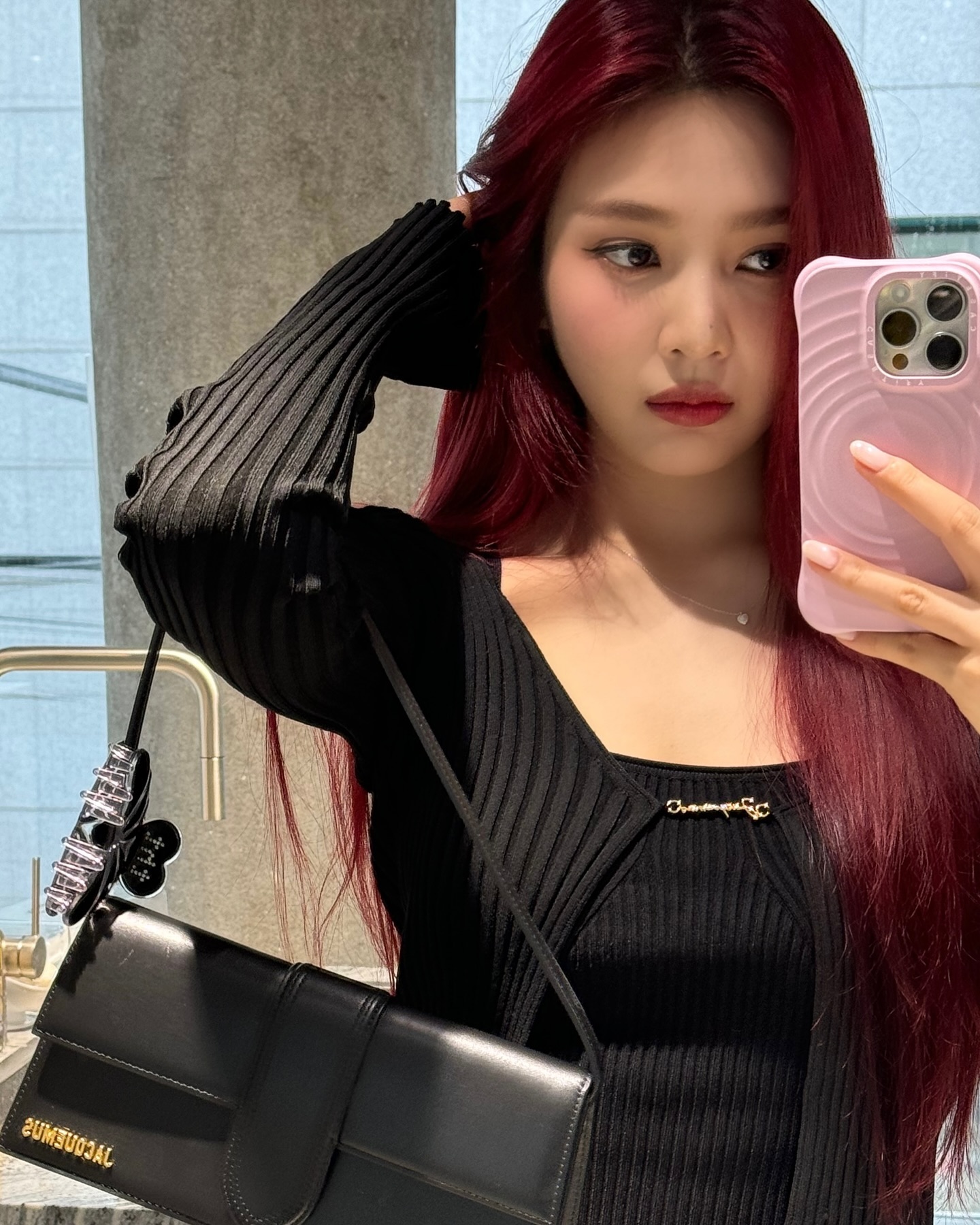 작지만 강력한 스타일 포인트👜
미니백 컬렉터들은 주목해야 할 브랜드 별 미니백 5

1. 제니: 샤넬 - 클래식 11.12 핸드 백/ 샤넬 - 미니 백 위드 탑 핸들

2. 장원영: 미우미우 - 완더 마테라쎄 스웨이드 호보 백

3. 조이: 자크뮈스 - 여성 르 밤비노 롱 숄더백 - 블랙

4. 크리스탈: 폴로 - ID 카프스킨 미니 숄더백

5. 다니엘: 셀린느 - 틴 니노백 이미지6