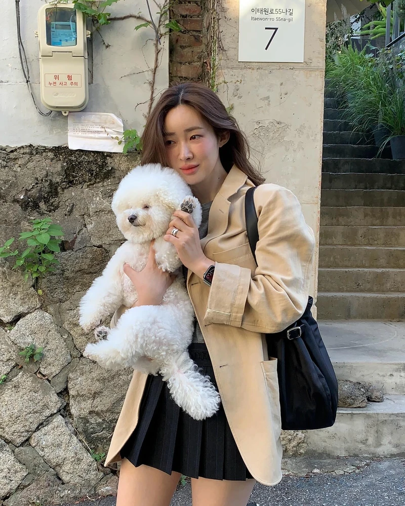 차정원의 브라운 활용템 4가지🤎
FW 시즌을 맞이하면 가장 먼저 떠오르는 색상, 브라운! 스타일리시한 차정원은 사복에서도 다양한 브라운 아이템을 멋지게 활용하고 있는데요. 어떤 아이템들이 있는지 함께 살펴볼까요?
1. 브라운 자켓: 기온이 뚝 떨어진 요즘, 가장 찾게 되는 자켓입니다. 차정원은 베이지 톤 자켓에 블랙 가방과 스커트를 매치하여 발랄하면서도 차분한 가을 느낌을 완성했습니다.
2. 브라운 블라우스: 블라우스는 단독으로도, 이너로도 다양하게 활용 가능한 아이템입니다. 가을에는 이너로 활용해 모던한 느낌을 더할 수 있죠. 채도만 다른 브라운 셔츠와 슬랙스를 조합하면 깔끔하고 세련된 톤온톤 코디를 완성할 수 있습니다.
3. 브라운 염색: 패션 아이템뿐만 아니라 염색으로도 브라운을 활용할 수 있습니다. 염색 하나로 분위기를 확 바꿀 수 있으니, 이번 가을에는 부드러운 톤의 브라운 염색에 도전해보세요!
4. 브라운 가방과 신발: 브라운 아이템에 익숙하지 않은 분들에게는 가방과 신발이 가장 손쉽게 도전할 수 있는 아이템입니다. 작은 포인트 아이템으로도 가을 분위기를 충분히 느낄 수 있습니다. 이미지1