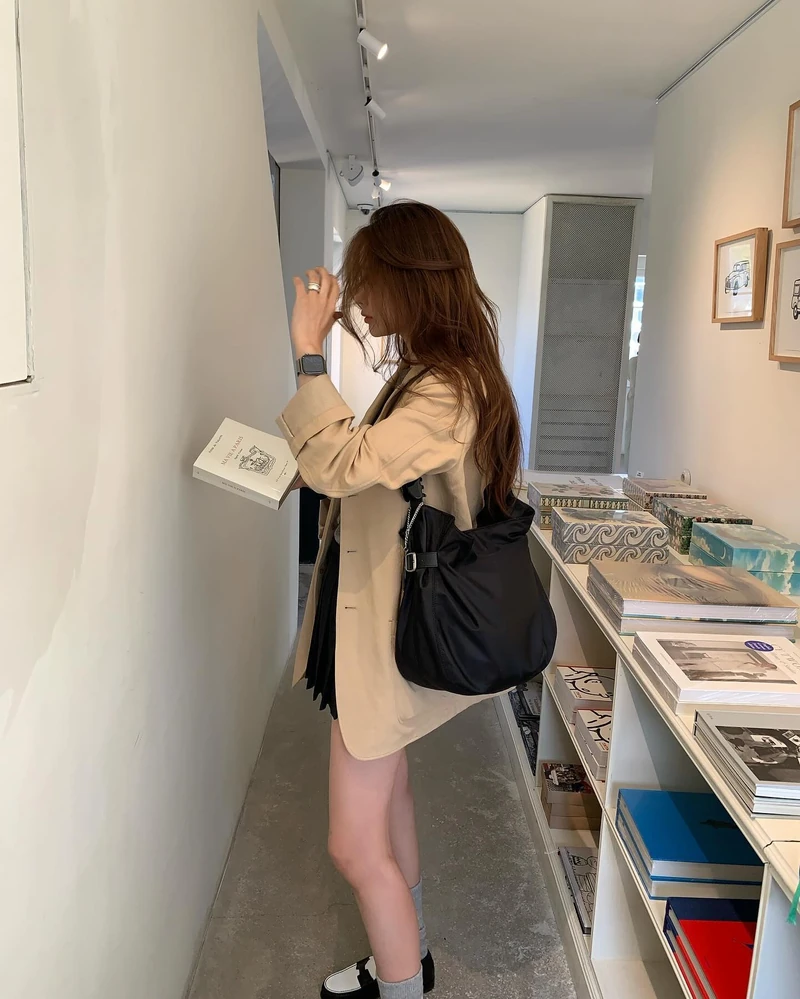 차정원의 브라운 활용템 4가지🤎
FW 시즌을 맞이하면 가장 먼저 떠오르는 색상, 브라운! 스타일리시한 차정원은 사복에서도 다양한 브라운 아이템을 멋지게 활용하고 있는데요. 어떤 아이템들이 있는지 함께 살펴볼까요?
1. 브라운 자켓: 기온이 뚝 떨어진 요즘, 가장 찾게 되는 자켓입니다. 차정원은 베이지 톤 자켓에 블랙 가방과 스커트를 매치하여 발랄하면서도 차분한 가을 느낌을 완성했습니다.
2. 브라운 블라우스: 블라우스는 단독으로도, 이너로도 다양하게 활용 가능한 아이템입니다. 가을에는 이너로 활용해 모던한 느낌을 더할 수 있죠. 채도만 다른 브라운 셔츠와 슬랙스를 조합하면 깔끔하고 세련된 톤온톤 코디를 완성할 수 있습니다.
3. 브라운 염색: 패션 아이템뿐만 아니라 염색으로도 브라운을 활용할 수 있습니다. 염색 하나로 분위기를 확 바꿀 수 있으니, 이번 가을에는 부드러운 톤의 브라운 염색에 도전해보세요!
4. 브라운 가방과 신발: 브라운 아이템에 익숙하지 않은 분들에게는 가방과 신발이 가장 손쉽게 도전할 수 있는 아이템입니다. 작은 포인트 아이템으로도 가을 분위기를 충분히 느낄 수 있습니다. 이미지2