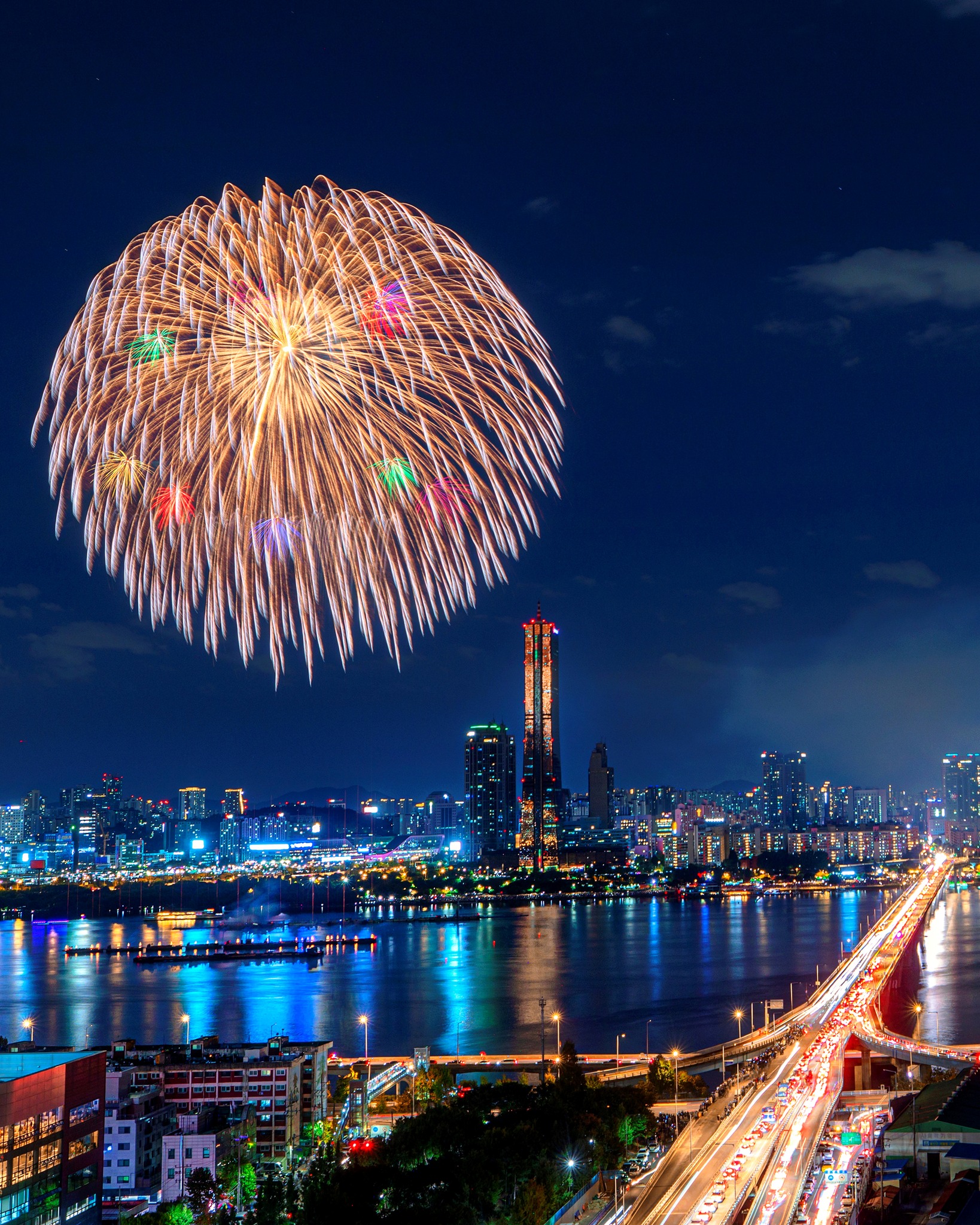 이번주 토요일 불꽃축제 가는 사람 주목🙋‍♀️✨

불꽃축제가 열리는 5일 여의나루역 혼잡상황에 따라 무정차 통과한다고 해요! 행사 종료 후에도 인파 밀집 시 여의나루역 출입구를 폐쇄할 예정이라고 하네요.

여의나루역 폐쇄 시, 여의도역, 마포역, 샛강역을 이용하세요!

이외에도 '여의동로' 경유 노선 우회 및 귀가시간대 집중배차🚍, 여의도 일대 따릉이 및 공유 개인용 이동장치(PM) 대여 중단🚲 예정이니 불꽃축제 가실 분들은 출발 전 '서울교통정보센터 홈페이지'를 꼭 확인해 보시길 바랍니다. 이미지