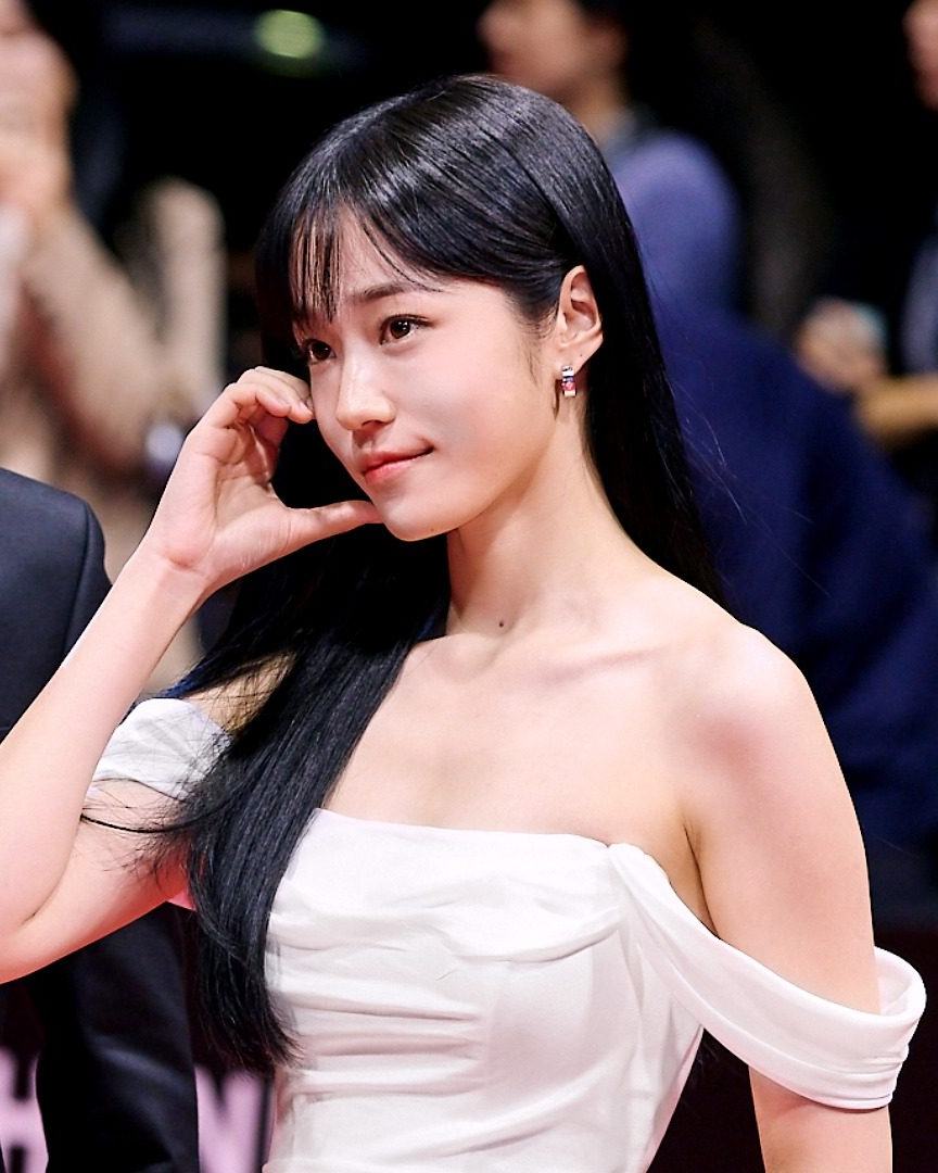 부산국제영화제를 빛낸 스타들✨
블랙 or 화이트 드레스 코드로 물든 BIFF 레드카펫 현장🖤🤍 이미지3