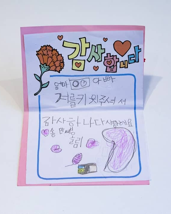 어버이날도 공휴일로 지정?!🤔

국군의 날과 개천절, 한글날로 이어지는 징검다리 연휴를 즐기는 직장인이 늘면서 공휴일 확대에 대한 관심도 커지고 있습니다.

이에 따라 국회에서는 경제적 효과 등을 내세우며 공휴일을 확대하자는 내용의 법안을 제안 중인데요. 특히 노동절과 어버이날을 공휴일로 지정하자는 법안이 대표적입니다.

하지만 법정 공휴일이 늘어나면 유급휴일이 되므로 기업의 부담이 증가하고 공공부문이나 대기업 근로자에 비해 5인 미만 사업장에서 일하는 근로자와 휴일 격차가 더 벌어진다는 우려도 나오고 있습니다.

5인 미만 사업장의 경우 근로기준법이 적용되지 않아 공휴일에 일하더라도 유급휴가를 받지 못하는 경우가 많기 때문인데요.

여러분들은 공휴일 확대에 대해 어떻게 생각하시나요? 이미지