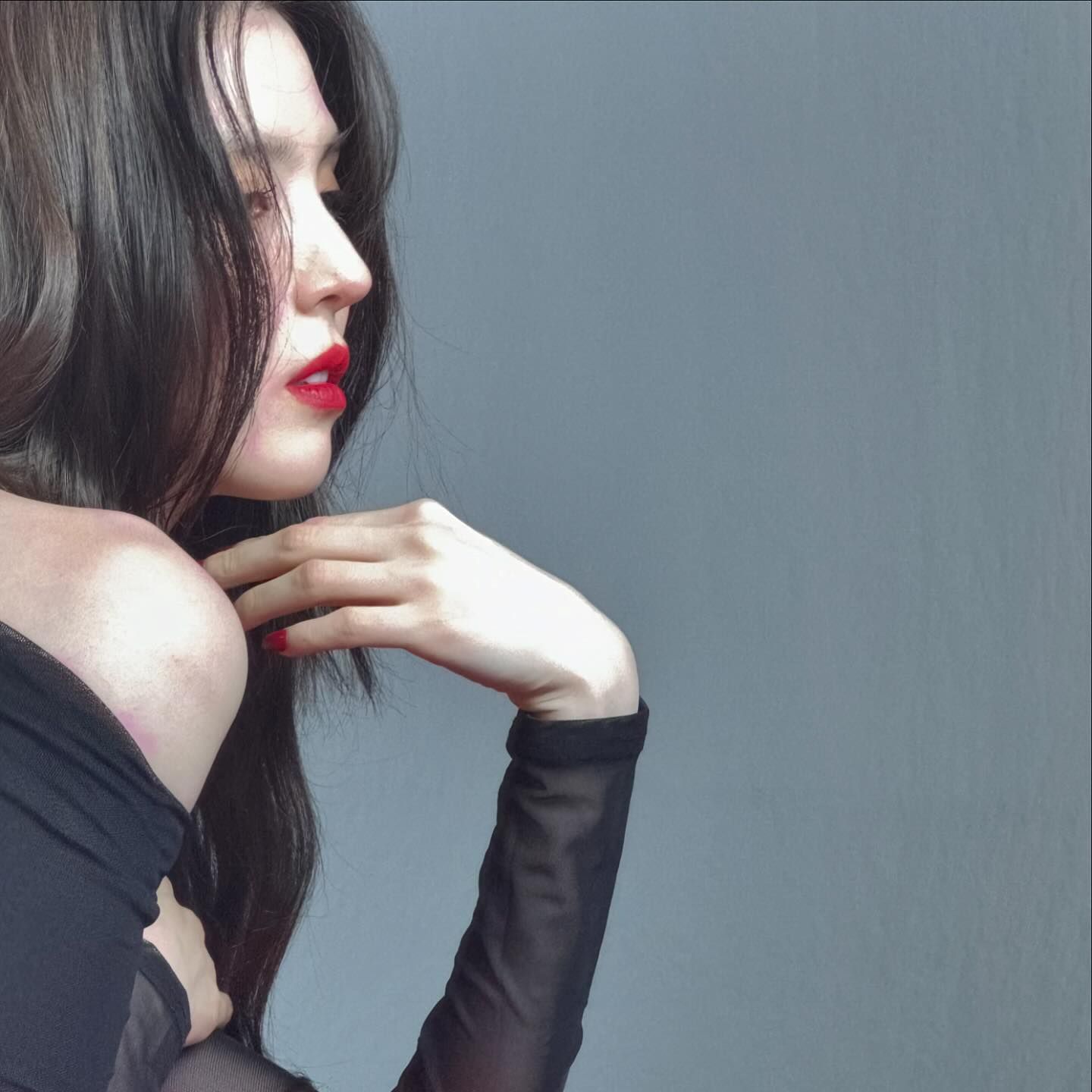 레드도 청순할 수 있어💋

레드 립은 TPO를 가리지 않는 활용도 높은 메이크업입니다. 스타일에 따라 포인트가 되기도 하고 클래식함을 뽐내기도 하죠. 하지만 컬러가 주는 강렬함 때문에 ‘레드 = 섹시함’으로 쉽게 귀결되기도 하는데요. 여기 누구보다 청순하게 레드 립을 연출하는 셀럽이 있습니다.

주인공은 바로 배우 한소희, 그녀의 메이크업을 살펴볼까요? 

그녀의 레드 립은 명도와 채도가 높고 탁하지 않은 것이 특징인데요, 이러한 깔끔하고 생기 있는 레드 립은 어떤 상황에도 활용하기 좋습니다. 

올가을 레드 립을 청순하게 연출하고 싶다면 한소희의 레드 립을 참고하세요. 이미지6