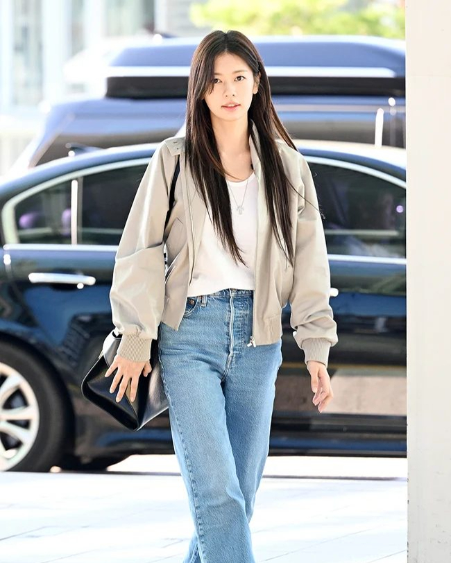 셀럽 공항패션으로 본 아우터 4🤎
지금은 다양한 아우터를 입을 수 있는 계절! 셀럽들은 과연 어떤 아우터를 착용했는지 함께 알아볼까요?👀
1. 크리스탈: 폴로 랄프 로렌 - 토마소 디스트레스트 레더 재킷
2. 정소민: 페라가모 - 크롭트 네파 봄버
3. 제니: 샤넬 - 자켓 바우즈 엠브로이더드 울 펠트 블랙 Bows Embroidered Wool Felt Black
4. 송혜교: 펜디 - 베이지 울 자켓 이미지4