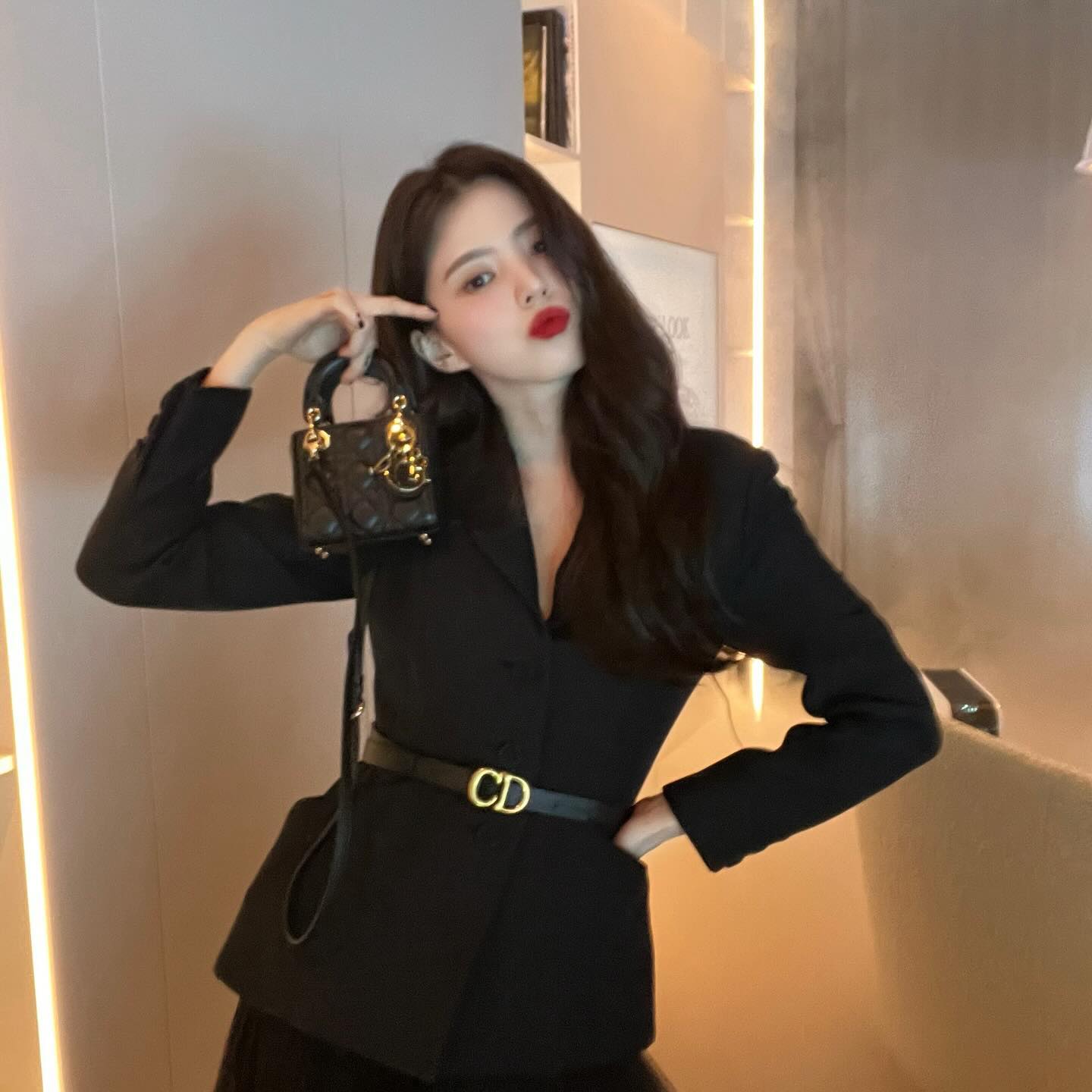 레드도 청순할 수 있어💋

레드 립은 TPO를 가리지 않는 활용도 높은 메이크업입니다. 스타일에 따라 포인트가 되기도 하고 클래식함을 뽐내기도 하죠. 하지만 컬러가 주는 강렬함 때문에 ‘레드 = 섹시함’으로 쉽게 귀결되기도 하는데요. 여기 누구보다 청순하게 레드 립을 연출하는 셀럽이 있습니다.

주인공은 바로 배우 한소희, 그녀의 메이크업을 살펴볼까요? 

그녀의 레드 립은 명도와 채도가 높고 탁하지 않은 것이 특징인데요, 이러한 깔끔하고 생기 있는 레드 립은 어떤 상황에도 활용하기 좋습니다. 

올가을 레드 립을 청순하게 연출하고 싶다면 한소희의 레드 립을 참고하세요. 이미지2