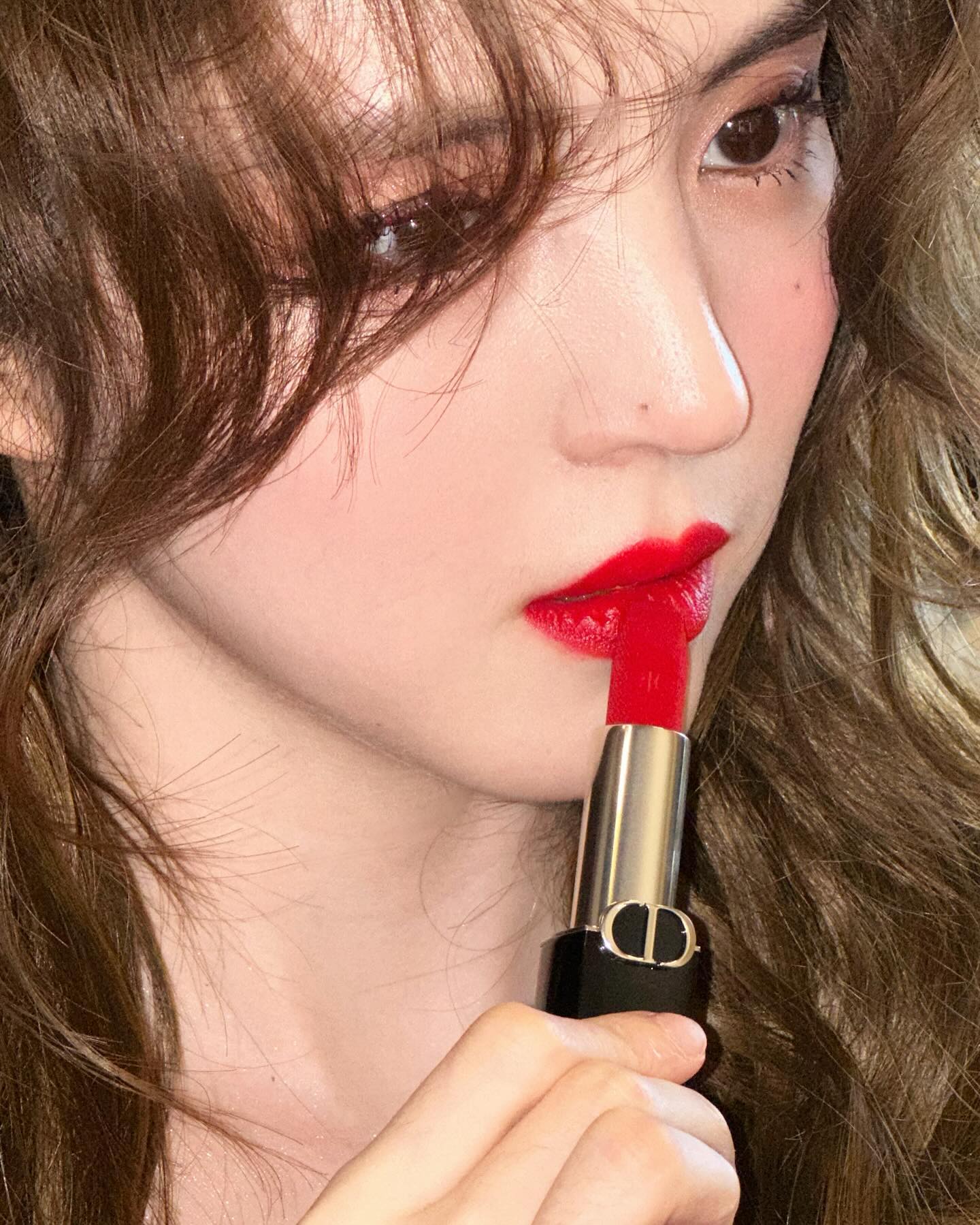 레드도 청순할 수 있어💋

레드 립은 TPO를 가리지 않는 활용도 높은 메이크업입니다. 스타일에 따라 포인트가 되기도 하고 클래식함을 뽐내기도 하죠. 하지만 컬러가 주는 강렬함 때문에 ‘레드 = 섹시함’으로 쉽게 귀결되기도 하는데요. 여기 누구보다 청순하게 레드 립을 연출하는 셀럽이 있습니다.

주인공은 바로 배우 한소희, 그녀의 메이크업을 살펴볼까요? 

그녀의 레드 립은 명도와 채도가 높고 탁하지 않은 것이 특징인데요, 이러한 깔끔하고 생기 있는 레드 립은 어떤 상황에도 활용하기 좋습니다. 

올가을 레드 립을 청순하게 연출하고 싶다면 한소희의 레드 립을 참고하세요. 이미지