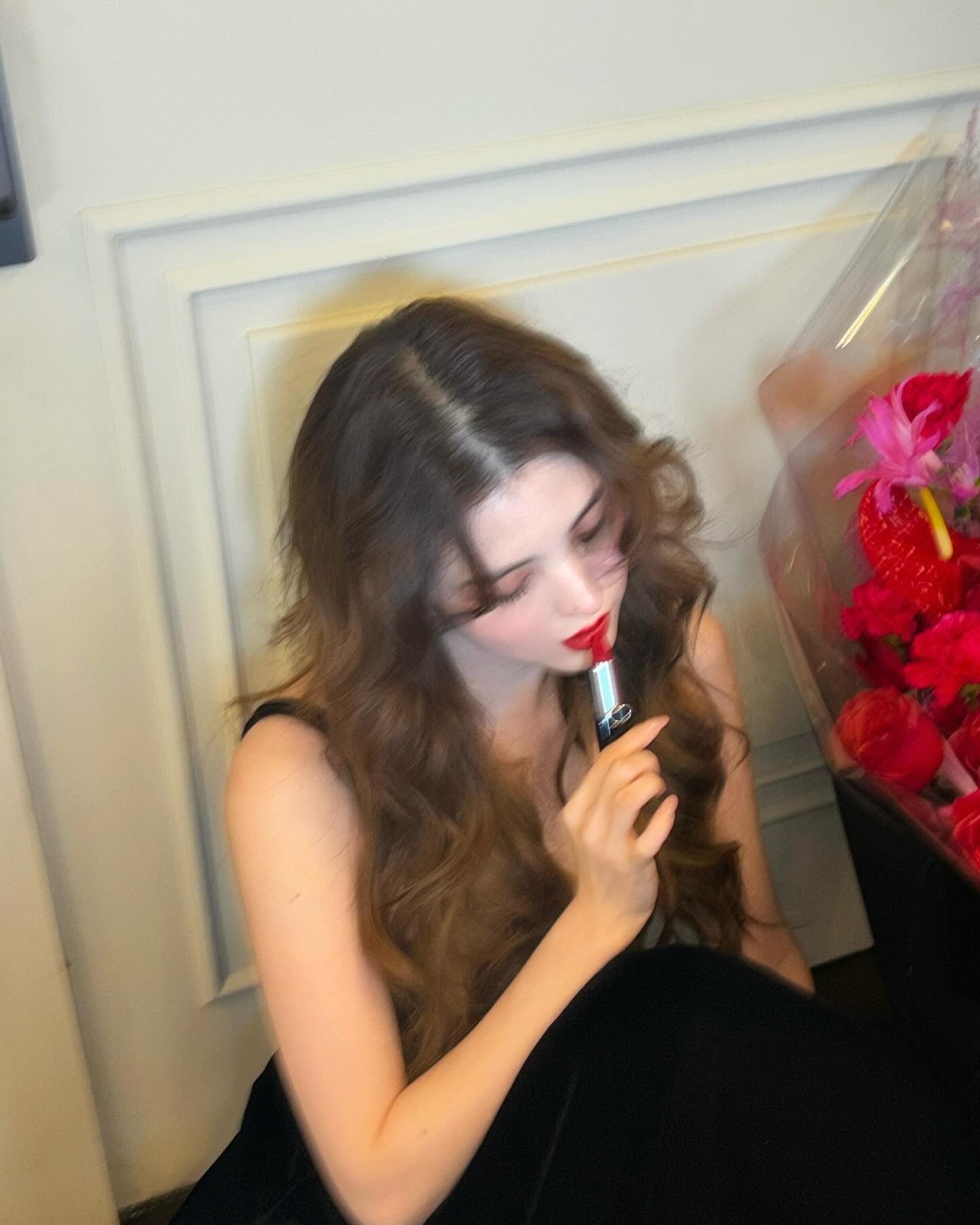 레드도 청순할 수 있어💋

레드 립은 TPO를 가리지 않는 활용도 높은 메이크업입니다. 스타일에 따라 포인트가 되기도 하고 클래식함을 뽐내기도 하죠. 하지만 컬러가 주는 강렬함 때문에 ‘레드 = 섹시함’으로 쉽게 귀결되기도 하는데요. 여기 누구보다 청순하게 레드 립을 연출하는 셀럽이 있습니다.

주인공은 바로 배우 한소희, 그녀의 메이크업을 살펴볼까요? 

그녀의 레드 립은 명도와 채도가 높고 탁하지 않은 것이 특징인데요, 이러한 깔끔하고 생기 있는 레드 립은 어떤 상황에도 활용하기 좋습니다. 

올가을 레드 립을 청순하게 연출하고 싶다면 한소희의 레드 립을 참고하세요. 이미지5