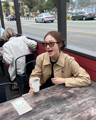 크리스탈 원브랜드 룩 파헤치기👀
사복 패션 장인으로 알려진 크리스탈은 폴로 랄프 로렌의 앰버서더인 만큼, 자주 폴로 제품을 착용하는 모습을 볼 수 있습니다. 최근 인스타그램에서는 가을 무드를 물씬 느낄 수 있는 브라운 아우터와 가방이 특히 눈에 띄었는데요. 오늘은 그중에서도 폴로 랄프 로렌 제품으로 완성한 3가지 착장 정보를 소개해 드리겠습니다. 함께 참고해보시고, 가을 무드를 완성해보세요🍂
1. Look 1
아우터 - 트윌 워킹 코트
가방 - 웰링턴 카프스킨 미디엄 숄더백
2. Look 2
상의 - 브러시 캐시미어 블렌드 스웨터
가방 - 웰링턴 카프스킨 미니 숄더백
3. Look 3
아우터 - 코튼 캔버스 유틸리티 재킷
하의 - 윔블던 라이트웨이트 플리스 쇼트
가방 - ID 카프스킨 미니 숄더백 이미지