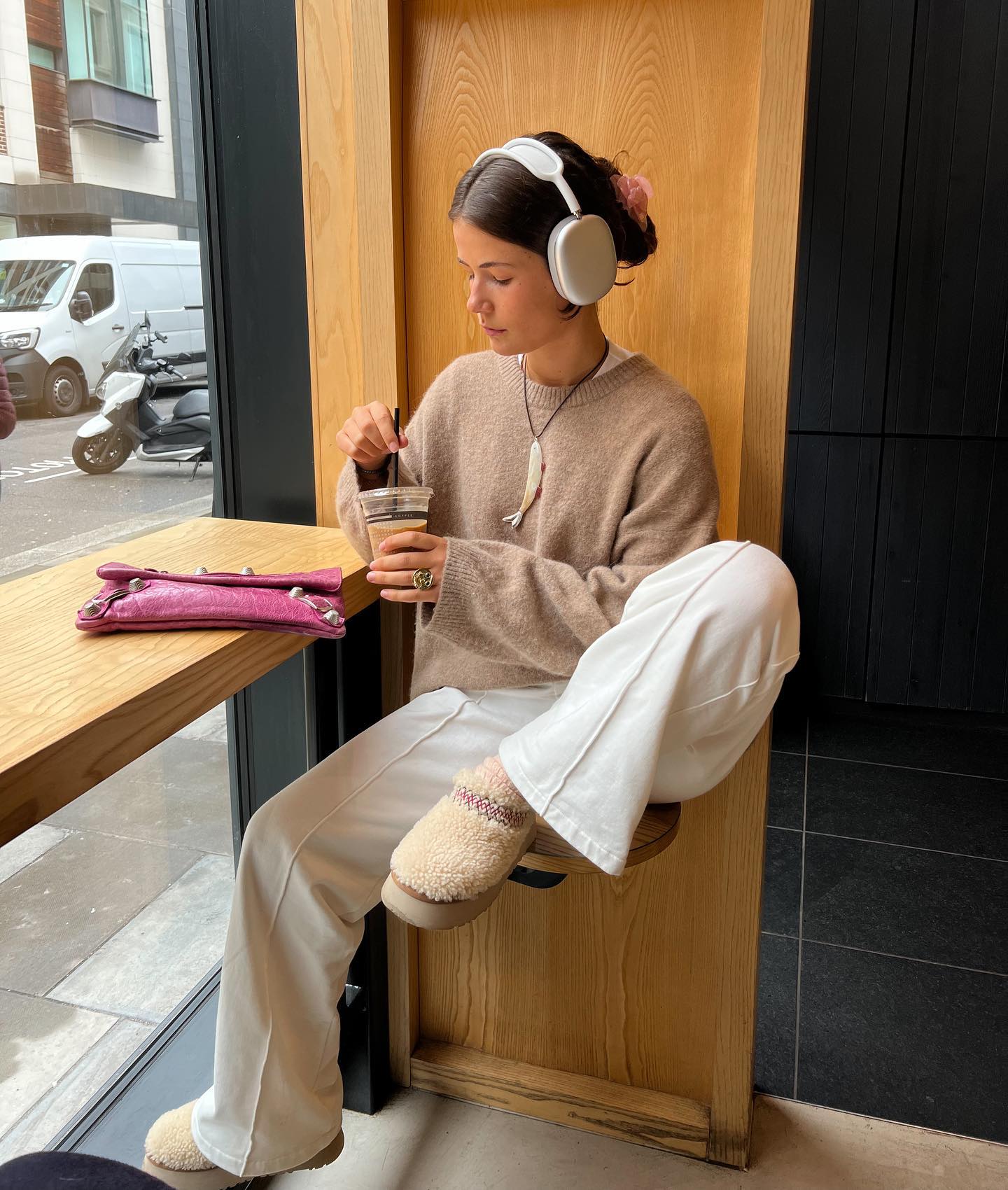 헤드폰도 패션🎧🎵
오늘따라 룩이 심심하다? 헤드폰으로 감성 한 스푼 추가요✨ 이미지