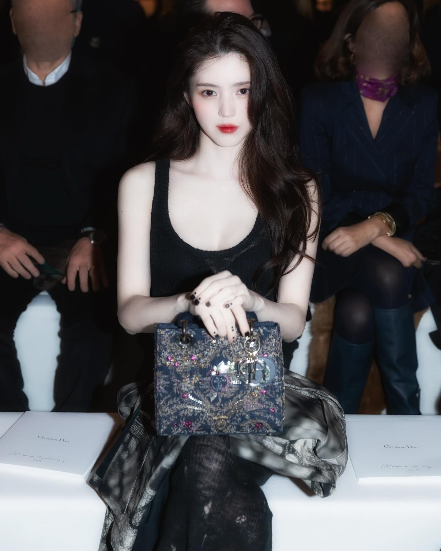 레드도 청순할 수 있어💋

레드 립은 TPO를 가리지 않는 활용도 높은 메이크업입니다. 스타일에 따라 포인트가 되기도 하고 클래식함을 뽐내기도 하죠. 하지만 컬러가 주는 강렬함 때문에 ‘레드 = 섹시함’으로 쉽게 귀결되기도 하는데요. 여기 누구보다 청순하게 레드 립을 연출하는 셀럽이 있습니다.

주인공은 바로 배우 한소희, 그녀의 메이크업을 살펴볼까요? 

그녀의 레드 립은 명도와 채도가 높고 탁하지 않은 것이 특징인데요, 이러한 깔끔하고 생기 있는 레드 립은 어떤 상황에도 활용하기 좋습니다. 

올가을 레드 립을 청순하게 연출하고 싶다면 한소희의 레드 립을 참고하세요. 이미지3