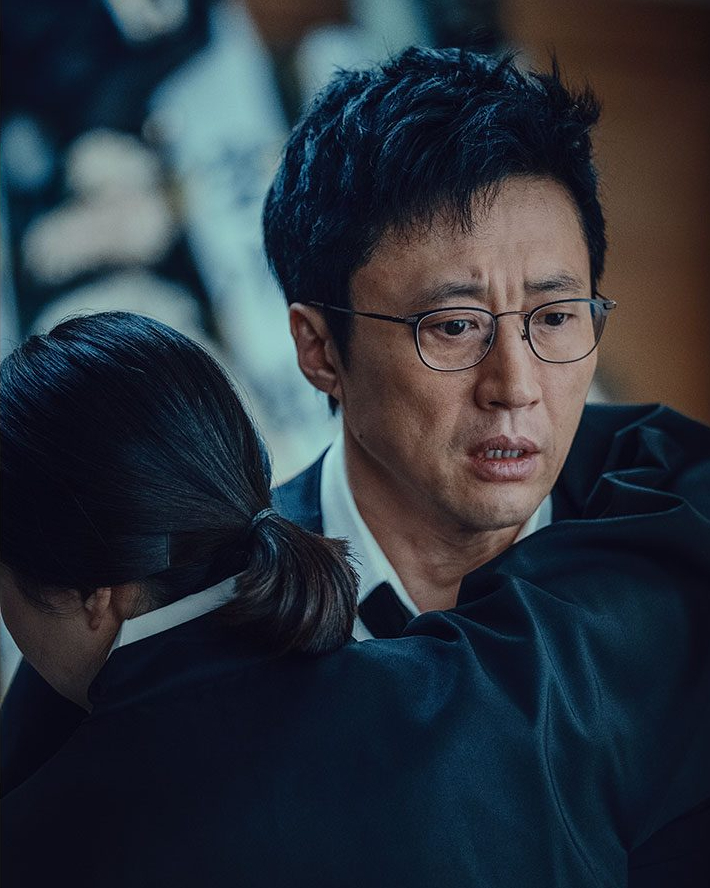 11년 만에 돌아온 박신양🙌🏻

배우 박신양의 스크린 복귀작 ‘사흘’이 11월에 개봉합니다. ‘사흘’은 장례를 치르는 3일, 죽은 딸의 심장에서 깨어나는 그것을 막기 위한 구마 의식이 벌어지며 일어나는 이야기를 그린 오컬트 호러 영화인데요. 최근 화가로 변신한 근황을 전해 화제를 모았던 박신양이 2013년 영화 ‘박수건달’ 이후 11년 만에 스크린에 돌아와 펼칠 활약에 관심이 모이고 있습니다. 이미지