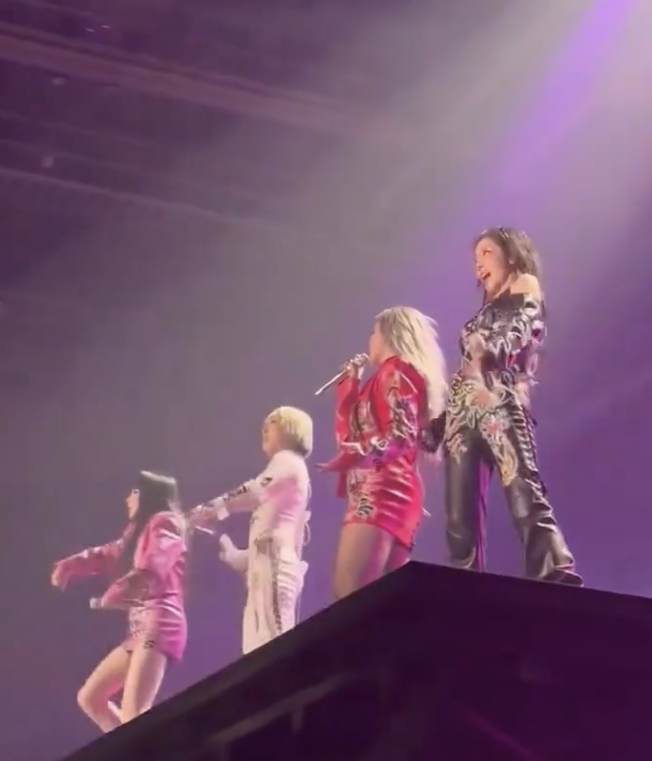 뜨거웠던 2NE1 콘서트 현장❤️‍🔥
많은 셀럽들도 즐긴 콘서트 모먼트 모아보기✨ 이미지
