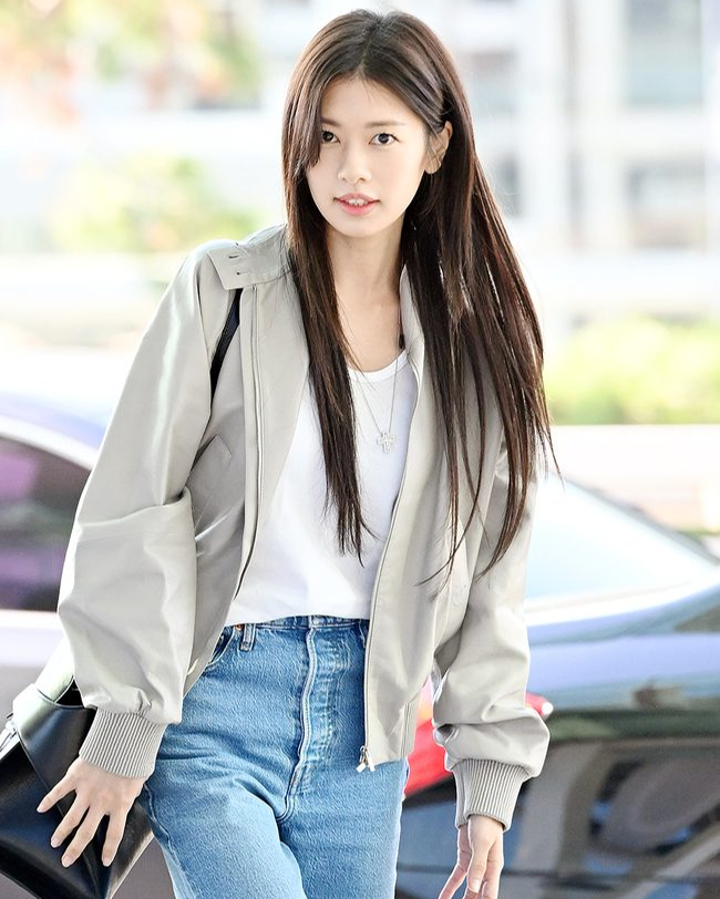 셀럽 공항패션으로 본 아우터 4🤎
지금은 다양한 아우터를 입을 수 있는 계절! 셀럽들은 과연 어떤 아우터를 착용했는지 함께 알아볼까요?👀
1. 크리스탈: 폴로 랄프 로렌 - 토마소 디스트레스트 레더 재킷
2. 정소민: 페라가모 - 크롭트 네파 봄버
3. 제니: 샤넬 - 자켓 바우즈 엠브로이더드 울 펠트 블랙 Bows Embroidered Wool Felt Black
4. 송혜교: 펜디 - 베이지 울 자켓 이미지3