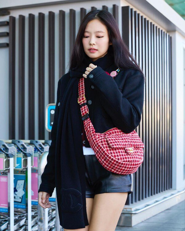 셀럽 공항패션으로 본 아우터 4🤎
지금은 다양한 아우터를 입을 수 있는 계절! 셀럽들은 과연 어떤 아우터를 착용했는지 함께 알아볼까요?👀

1. 크리스탈: 폴로 랄프 로렌 - 토마소 디스트레스트 레더 재킷

2. 정소민: 페라가모 - 크롭트 네파 봄버

3. 제니: 샤넬 - 자켓 바우즈 엠브로이더드 울 펠트 블랙 Bows Embroidered Wool Felt Black

4. 송혜교: 펜디 - 베이지 울 자켓 이미지