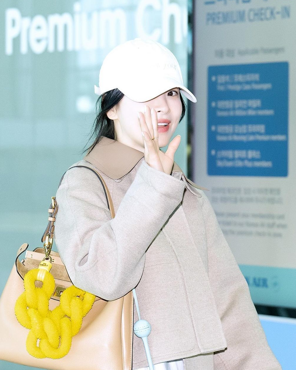 셀럽 공항패션으로 본 아우터 4🤎
지금은 다양한 아우터를 입을 수 있는 계절! 셀럽들은 과연 어떤 아우터를 착용했는지 함께 알아볼까요?👀
1. 크리스탈: 폴로 랄프 로렌 - 토마소 디스트레스트 레더 재킷
2. 정소민: 페라가모 - 크롭트 네파 봄버
3. 제니: 샤넬 - 자켓 바우즈 엠브로이더드 울 펠트 블랙 Bows Embroidered Wool Felt Black
4. 송혜교: 펜디 - 베이지 울 자켓 이미지8