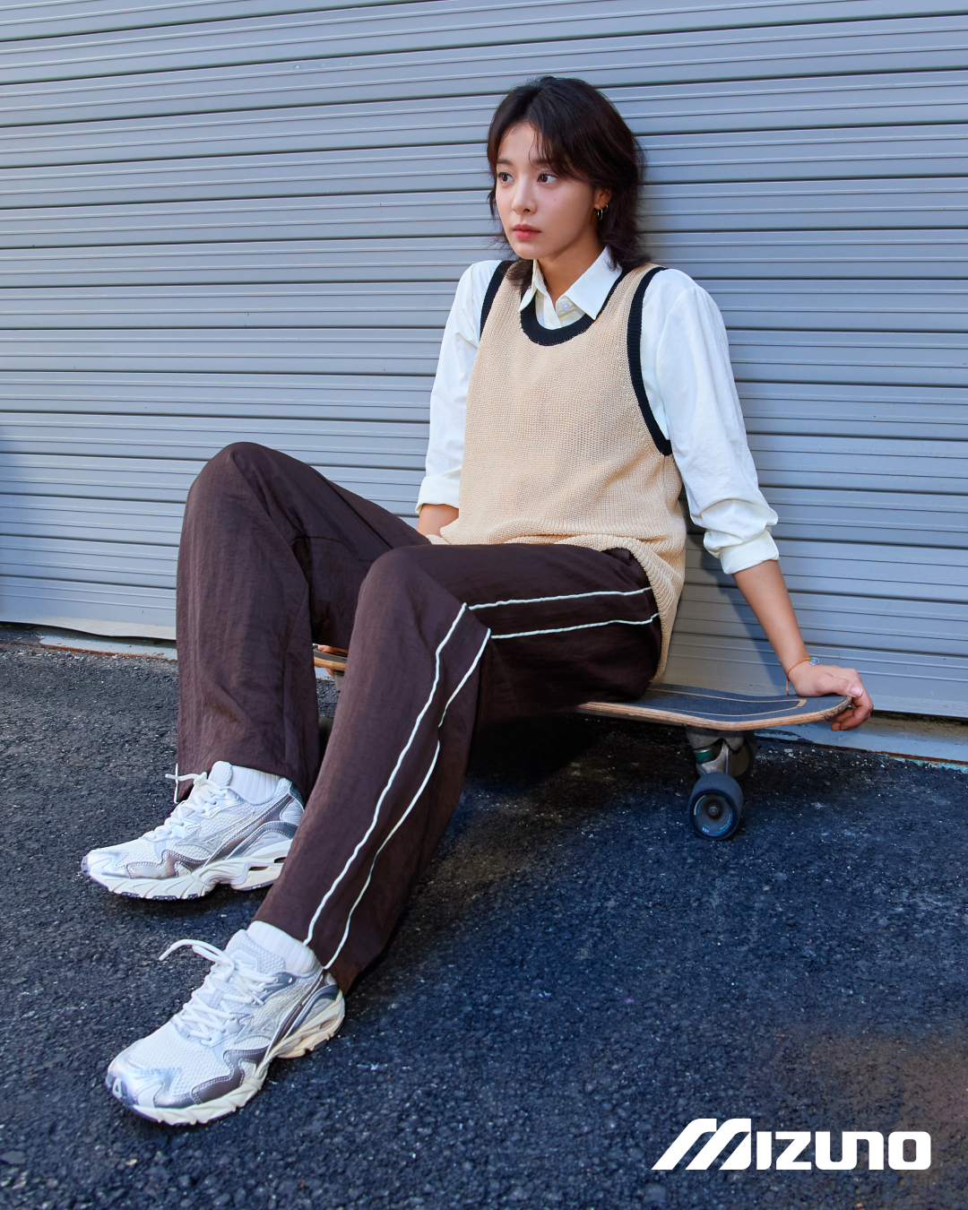 꾸안꾸 여신 설인아💙🤍애정 운동화
미즈노 WAVE RIDER 10 데일리 아웃핏👟참고해 #광고

미즈노와 배우 설인아가 만났습니다🔥

드라마와 예능에서 다재다능한 매력을 뽐내는 배우 설인아가 픽한 데일리 운동화는 미즈노의 ‘WAVE RIDER 10’!

미즈노의 헤리티지를 녹여낸 WAVE RIDER 10, 배우 설인아의 진지하면서도 부드러운 매력이 만나 남다른 아웃핏을 선사합니다. 스포티한 쉐입에 메탈릭 포인트를 더해, 단순한 패션 아이템을 넘어 나만의 개성을 표현하게 해주는 미즈노 WAVE RIDER 10.

캐주얼은 물론, 오피스룩에도 ‘찰떡'인 스니커즈를 찾고 있다면 미즈노의 WAVE RIDER 10을 지금 만나보세요. 이미지3