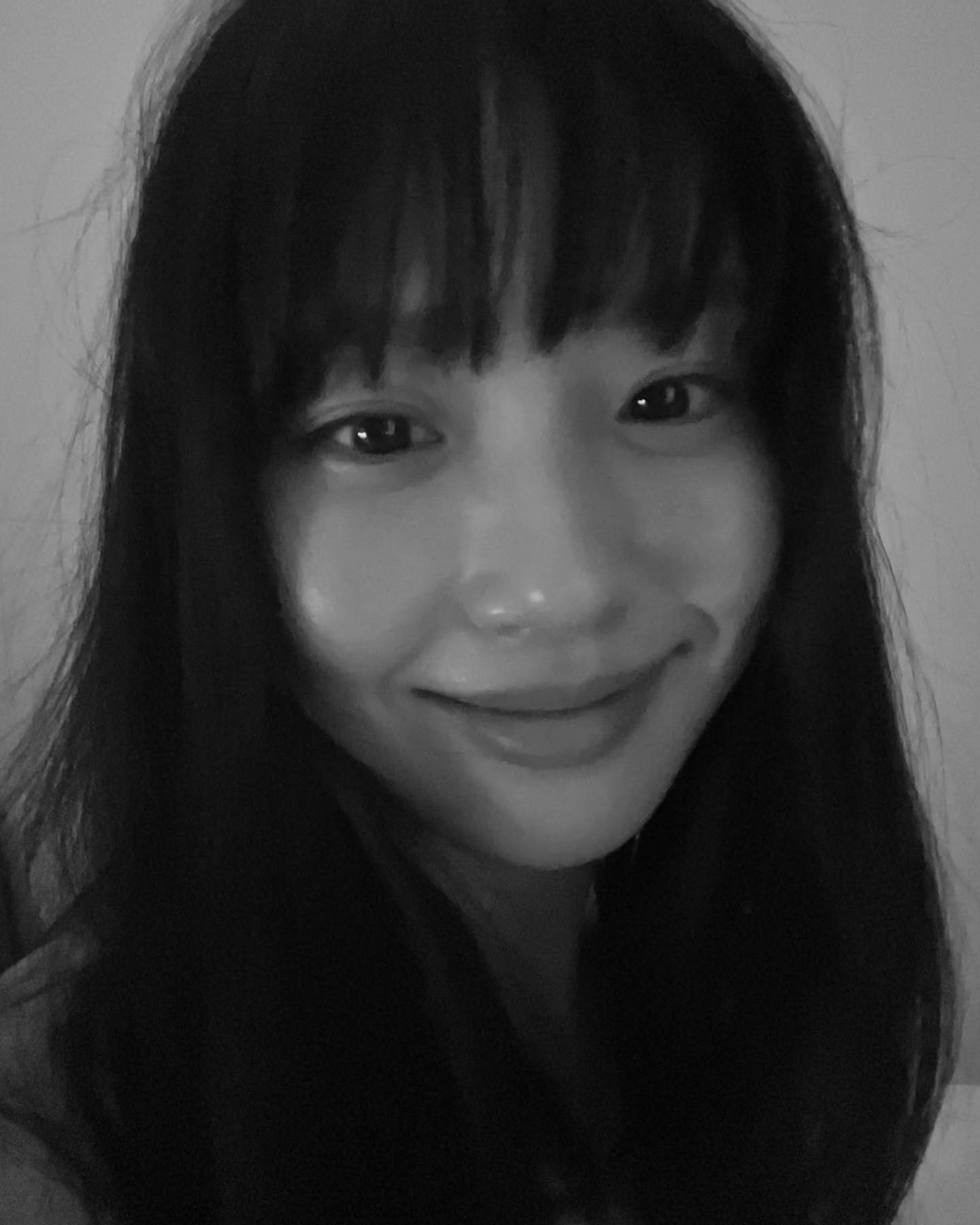 앞머리 자를까 말까?🤔

날이 점점 추워지면 자연스럽게 떠오르는 헤어스타일, 바로 앞머리죠! 예전엔 통일된 뱅 스타일이 대세였다면, 요즘은 다양한 앞머리 옵션이 생겨났는데요. 내 얼굴형에 딱 맞는 스타일을 찾아볼까요?🖤

1️⃣ 시스루 뱅
앞머리가 어렵다면 시스루 뱅으로 도전해 보세요. 시스루 뱅은 안 어울리는 사람을 찾기 힘들 정도로 보편적인데요. 특히 둥근 얼굴형, 복코, 좁은 이마를 가진 분들에게 찰떡입니다. 자연스럽고 깔끔한 느낌을 줘서 많은 사랑을 받고 있죠!

2️⃣ 소프트 풀뱅
요즘은 꽉 찬 풀뱅보다는 숱이 적은 소프트 풀뱅이 대세에요. 이 스타일은 긴 얼굴형이나 넓은 이마를 가진 분들에게 더욱 잘 어울리는데요. 길이가 짧고 이마가 보이는 뱅 스타일보다는 이마를 살짝 가려주는 긴 형태가 훨씬 잘 어울려요. 부드러운 느낌으로 얼굴의 균형을 잡아줄 수 있답니다.

3️⃣ 앞머리 펌
발랄한 매력을 더해주는 앞머리 펌은 관리가 훨씬 쉬워요. 앞머리 펌은 얼굴이 긴 유형일 경우 턱 쪽으로 가는 시선이 분산되어 얼굴이 덜 길어 보이는 효과를 주기 때문이에요. 손질도 간편해 바쁜 아침에 딱 알맞은 선택이죠. 시간을 절약하면서도 스타일리시한 매력을 원한다면 이 스타일을 강력 추천합니다. 이미지