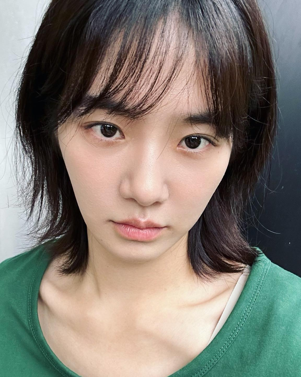 앞머리 자를까 말까?🤔

날이 점점 추워지면 자연스럽게 떠오르는 헤어스타일, 바로 앞머리죠! 예전엔 통일된 뱅 스타일이 대세였다면, 요즘은 다양한 앞머리 옵션이 생겨났는데요. 내 얼굴형에 딱 맞는 스타일을 찾아볼까요?🖤

1️⃣ 시스루 뱅
앞머리가 어렵다면 시스루 뱅으로 도전해 보세요. 시스루 뱅은 안 어울리는 사람을 찾기 힘들 정도로 보편적인데요. 특히 둥근 얼굴형, 복코, 좁은 이마를 가진 분들에게 찰떡입니다. 자연스럽고 깔끔한 느낌을 줘서 많은 사랑을 받고 있죠!

2️⃣ 소프트 풀뱅
요즘은 꽉 찬 풀뱅보다는 숱이 적은 소프트 풀뱅이 대세에요. 이 스타일은 긴 얼굴형이나 넓은 이마를 가진 분들에게 더욱 잘 어울리는데요. 길이가 짧고 이마가 보이는 뱅 스타일보다는 이마를 살짝 가려주는 긴 형태가 훨씬 잘 어울려요. 부드러운 느낌으로 얼굴의 균형을 잡아줄 수 있답니다.

3️⃣ 앞머리 펌
발랄한 매력을 더해주는 앞머리 펌은 관리가 훨씬 쉬워요. 앞머리 펌은 얼굴이 긴 유형일 경우 턱 쪽으로 가는 시선이 분산되어 얼굴이 덜 길어 보이는 효과를 주기 때문이에요. 손질도 간편해 바쁜 아침에 딱 알맞은 선택이죠. 시간을 절약하면서도 스타일리시한 매력을 원한다면 이 스타일을 강력 추천합니다. 이미지