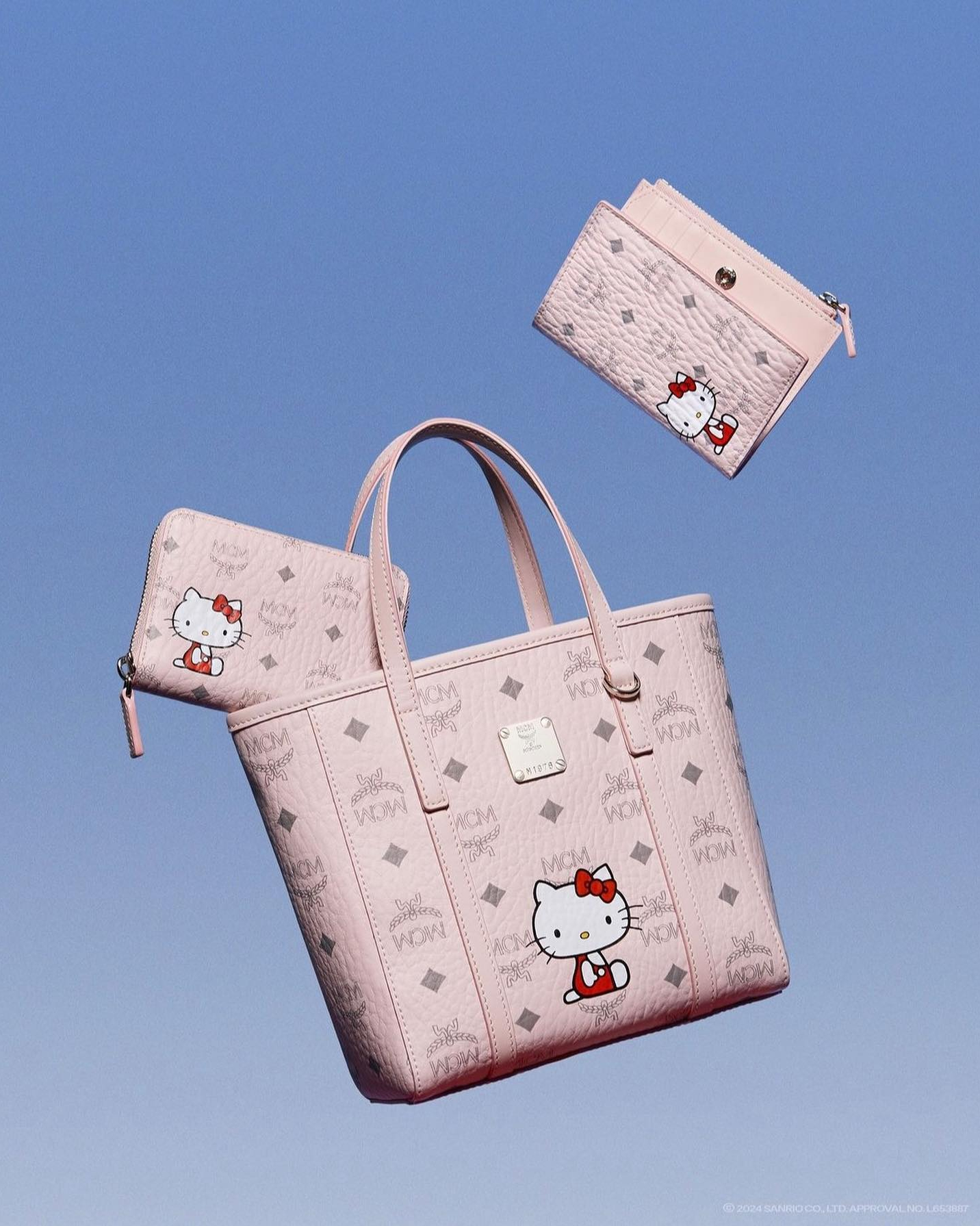 MCM X 헬로키티 콜라보💖🐈

MCM 재팬이 헬로키티 50주년을 기념해 한정판 콜라보레이션 제품을 출시했습니다!

공개된 사진 속 제품들은 MCM 시그니처 패턴인 비토세스에  모두 딸기 우유 컬러와 헬로키티가 더해져 우아하면서도 러블리한게 특징인데요. 가방과 지갑에 이어 의류도 발매될 예정이라고 하네요. 

해당 제품들은 MCM 온라인스토어와 일본 오프라인 매장 5곳에서 한정 판매된다고 하니, 키티 덕후라면 절대 놓치지 마세요🍓🥛😻 이미지