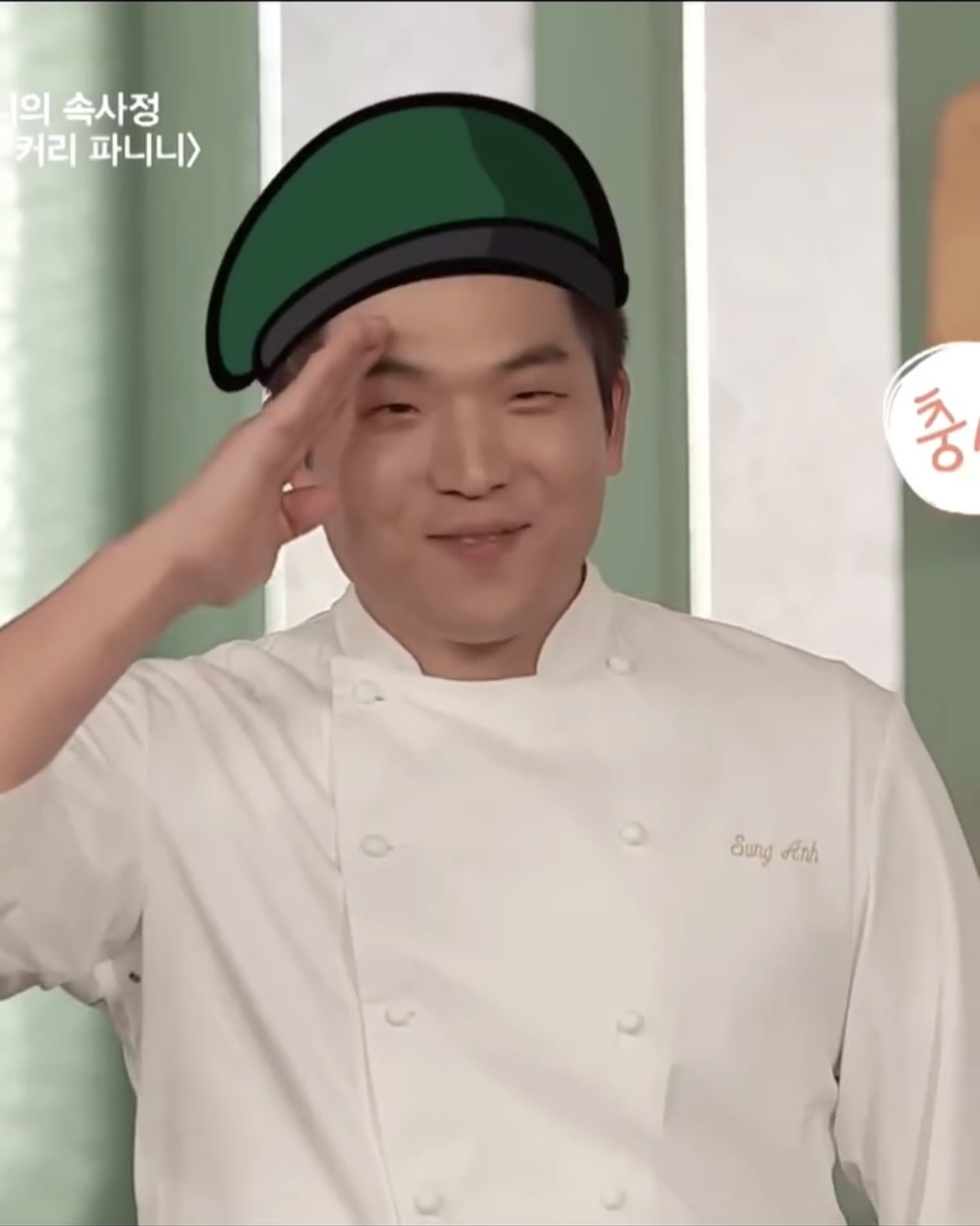 뽀시래기 시절 안성재 셰프👨🏻‍🍳

넷플릭스 ‘흑백요리사’로 대중적 인지도와 호감도를 얻고 있는 안성재의 2015년 영상이 화제가 되고 있습니다. 유튜브 채널 ‘디글 :Diggle’에 공개된 영상에서 안성재는 자신을 미국에서 한국에 온 지 2년이 채 안된 미군 출신 미슐랭 1스타 요리사라고 소개했는데요. ‘흑백요리사’에서는 최현석이 참가자로, 안성재가 심사위원으로 출연했지만 해당 영상에서는 안성재가 최현석에게 음식을 평가받고 있는 장면이 연출되었죠. 이 영상은 현재 조회수 119만회를 넘기며 큰 인기를 얻고 있습니다. 이미지