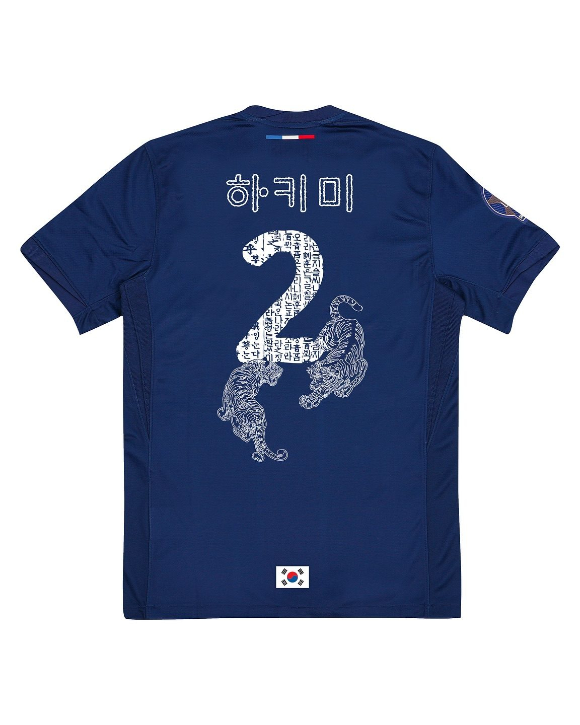 파리 생제르맹(PSG)이 한글날을 기념해 '훈민정음' 유니폼을 한정 판매 합니다.🐅🇰🇷
이번에 발매된 PSG 유니폼은 '한국과 한글'을 주제로, 한글의 기초가 되는 훈민정음 패턴과 한국을 상징하는 동물인 '호랑이'로 디자인됐습니다.
오는 10월 9일 한글날 당일 PSG 압구정 플래그십 스토어, PSG 센텀시티 매장에서 한정 수량으로 판매된다고 하니, 관심 있으신 분들은 잊지 말고 방문해 보세요.💙🤍 이미지5