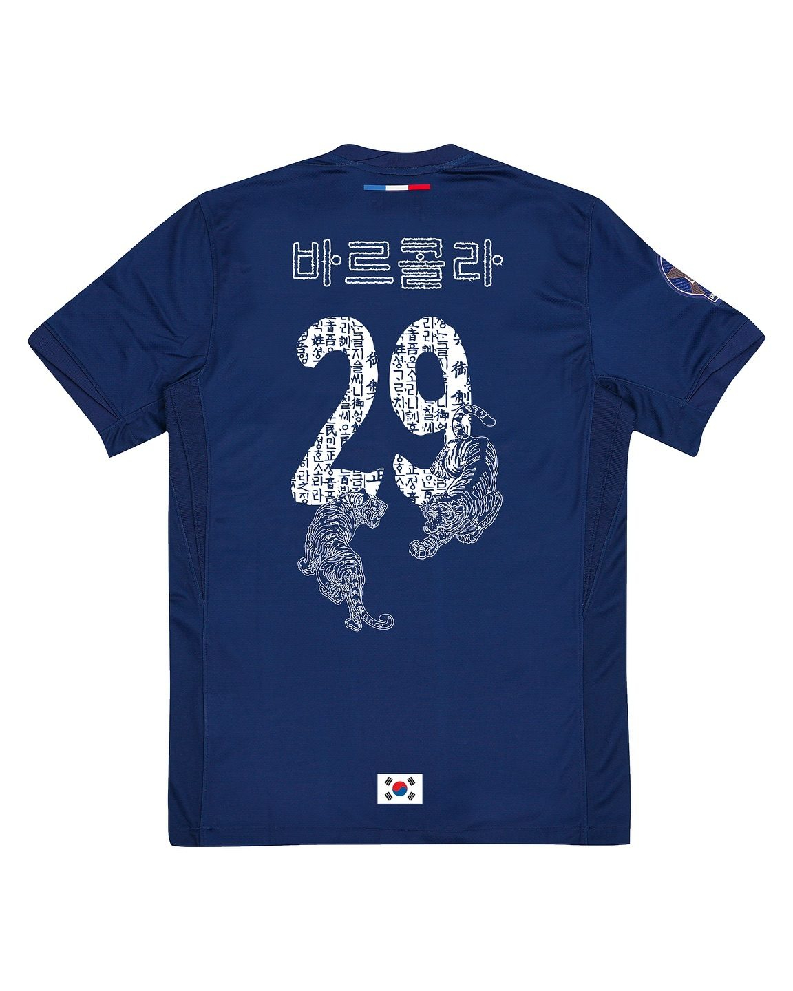 파리 생제르맹(PSG)이 한글날을 기념해 '훈민정음' 유니폼을 한정 판매 합니다.🐅🇰🇷
이번에 발매된 PSG 유니폼은 '한국과 한글'을 주제로, 한글의 기초가 되는 훈민정음 패턴과 한국을 상징하는 동물인 '호랑이'로 디자인됐습니다.
오는 10월 9일 한글날 당일 PSG 압구정 플래그십 스토어, PSG 센텀시티 매장에서 한정 수량으로 판매된다고 하니, 관심 있으신 분들은 잊지 말고 방문해 보세요.💙🤍 이미지6