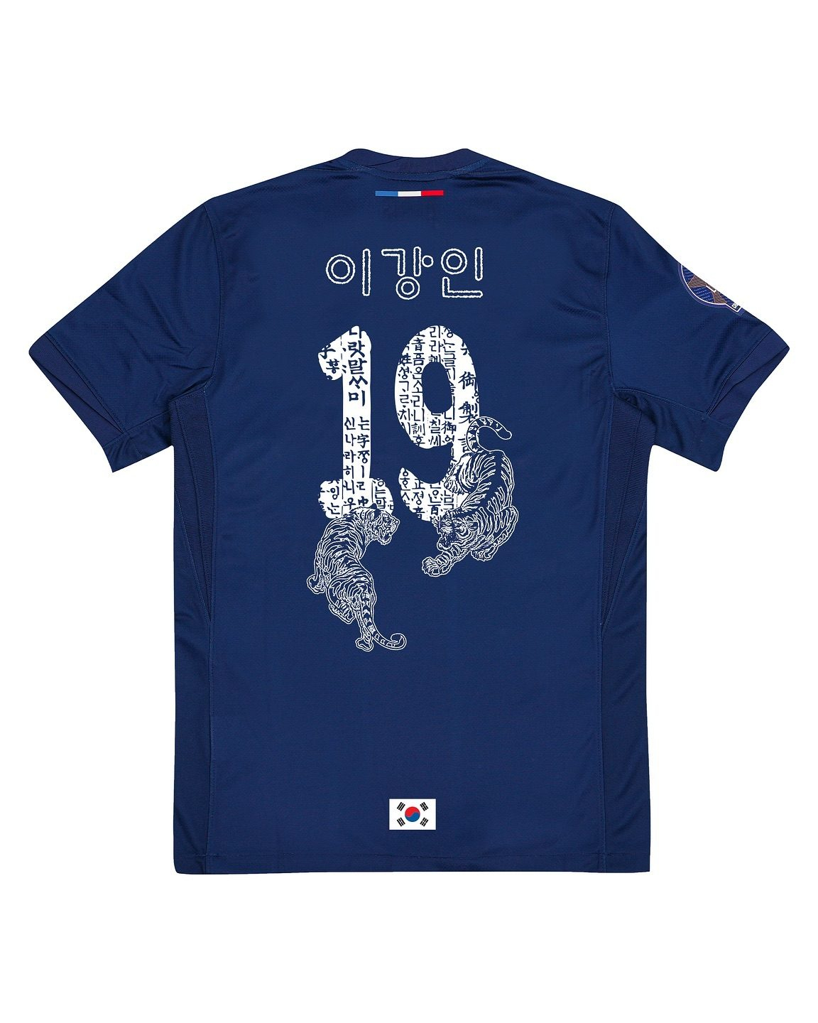 파리 생제르맹(PSG)이 한글날을 기념해 '훈민정음' 유니폼을 한정 판매 합니다.🐅🇰🇷
이번에 발매된 PSG 유니폼은 '한국과 한글'을 주제로, 한글의 기초가 되는 훈민정음 패턴과 한국을 상징하는 동물인 '호랑이'로 디자인됐습니다.
오는 10월 9일 한글날 당일 PSG 압구정 플래그십 스토어, PSG 센텀시티 매장에서 한정 수량으로 판매된다고 하니, 관심 있으신 분들은 잊지 말고 방문해 보세요.💙🤍 이미지2