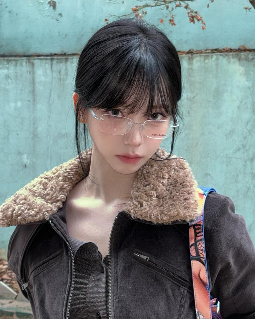작은 얼굴을 더 작게👓
뿔테부터 긱시크 안경까지🖤카리나의 안경 스타일링✨ 이미지