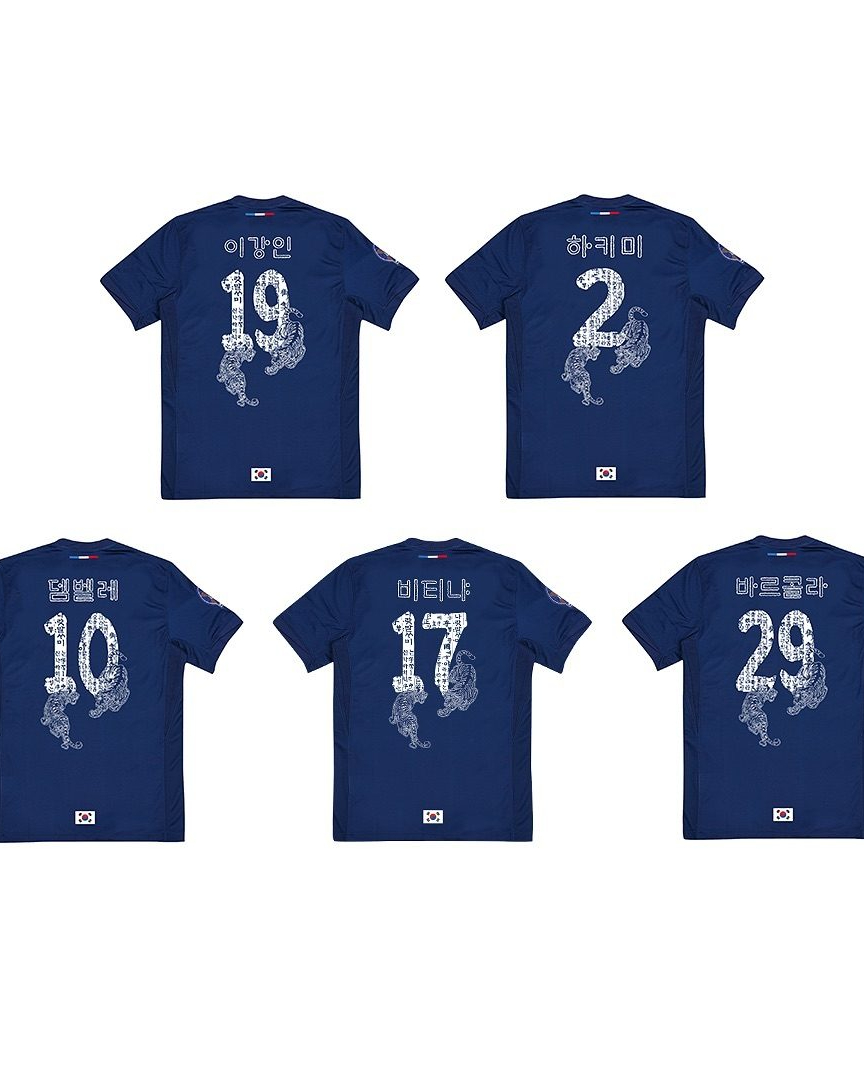 파리 생제르맹(PSG)이 한글날을 기념해 '훈민정음' 유니폼을 한정 판매 합니다.🐅🇰🇷
이번에 발매된 PSG 유니폼은 '한국과 한글'을 주제로, 한글의 기초가 되는 훈민정음 패턴과 한국을 상징하는 동물인 '호랑이'로 디자인됐습니다.
오는 10월 9일 한글날 당일 PSG 압구정 플래그십 스토어, PSG 센텀시티 매장에서 한정 수량으로 판매된다고 하니, 관심 있으신 분들은 잊지 말고 방문해 보세요.💙🤍 이미지7