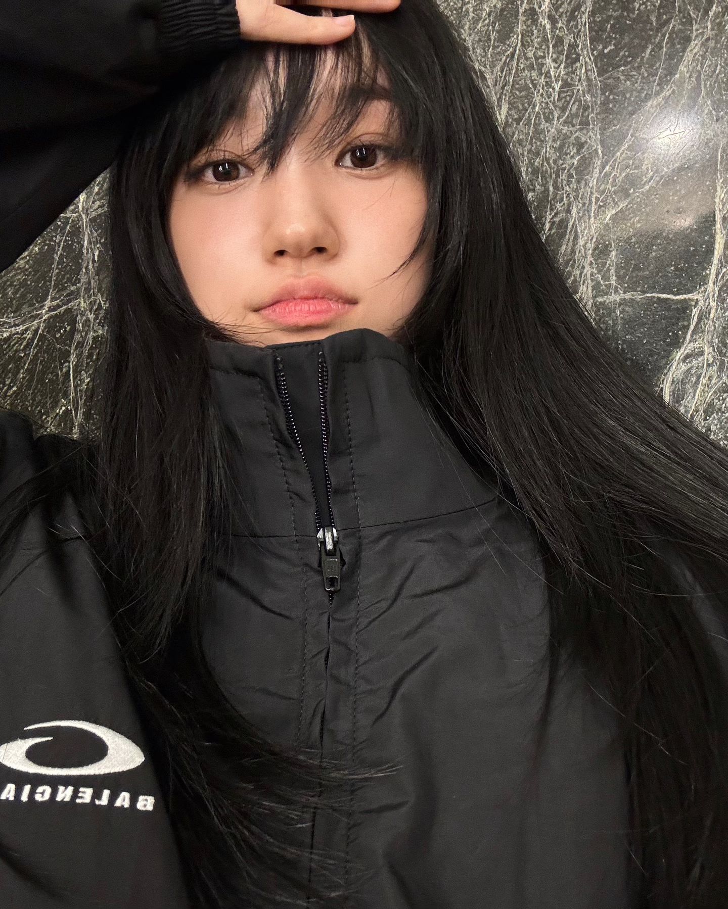 앞머리 자를까 말까?🤔

날이 점점 추워지면 자연스럽게 떠오르는 헤어스타일, 바로 앞머리죠! 예전엔 통일된 뱅 스타일이 대세였다면, 요즘은 다양한 앞머리 옵션이 생겨났는데요. 내 얼굴형에 딱 맞는 스타일을 찾아볼까요?🖤

1️⃣ 시스루 뱅
앞머리가 어렵다면 시스루 뱅으로 도전해 보세요. 시스루 뱅은 안 어울리는 사람을 찾기 힘들 정도로 보편적인데요. 특히 둥근 얼굴형, 복코, 좁은 이마를 가진 분들에게 찰떡입니다. 자연스럽고 깔끔한 느낌을 줘서 많은 사랑을 받고 있죠!

2️⃣ 소프트 풀뱅
요즘은 꽉 찬 풀뱅보다는 숱이 적은 소프트 풀뱅이 대세에요. 이 스타일은 긴 얼굴형이나 넓은 이마를 가진 분들에게 더욱 잘 어울리는데요. 길이가 짧고 이마가 보이는 뱅 스타일보다는 이마를 살짝 가려주는 긴 형태가 훨씬 잘 어울려요. 부드러운 느낌으로 얼굴의 균형을 잡아줄 수 있답니다.

3️⃣ 앞머리 펌
발랄한 매력을 더해주는 앞머리 펌은 관리가 훨씬 쉬워요. 앞머리 펌은 얼굴이 긴 유형일 경우 턱 쪽으로 가는 시선이 분산되어 얼굴이 덜 길어 보이는 효과를 주기 때문이에요. 손질도 간편해 바쁜 아침에 딱 알맞은 선택이죠. 시간을 절약하면서도 스타일리시한 매력을 원한다면 이 스타일을 강력 추천합니다. 이미지