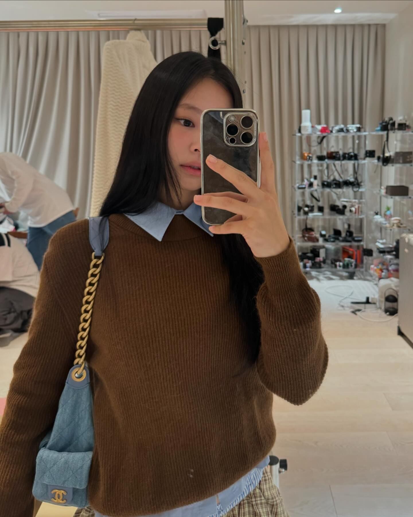 셔츠 & 니트 매치법🤎🤍4가지
간단히 완성하는 레이어드로 따뜻하고 예쁘게 코디하세요🧶

1. 니트 조끼와 매치하기
셔츠에 긴 니트가 아직 덥게 느껴진다면 이청아처럼 니트 조끼를 활용해보세요! 일교차가 큰 요즘에 딱 맞는 룩으로 추천합니다.

2. 브라운 컬러와 체크 무늬 활용하기
가을하면 자연스럽게 떠오르는 브라운 컬러를 활용하세요! 브라운 아이템을 니트와 신발로 선택한 후, 셔츠와 레이어드하면 가을 분위기를 한층 더 강조할 수 있습니다. 여기에 체크 무늬 스커트를 포인트로 더하면 제니처럼 스타일리시하면서도 러블리한 룩이 완성됩니다.

3. 셔츠에 포인트 주기
박나언은 체크 패턴의 셔츠를 이너로 활용하여 트렌디한 룩을 선보였습니다. 네이비 컬러 상하의를 매치해 깔끔한 느낌을 강조했고, 셔츠를 빼는 방식으로 색다른 코디를 완성했습니다.

4. 상하의 톤온톤으로 맞추기
셔츠의 컬러는 고정하되, 니트와 하의는 톤온톤으로 맞추는 것도 좋은 방법입니다. 특히 그레이와 같은 다양한 컬러와 쉽게 어우러지는 색상을 선택하면 출근룩으로도 적합합니다. 이미지