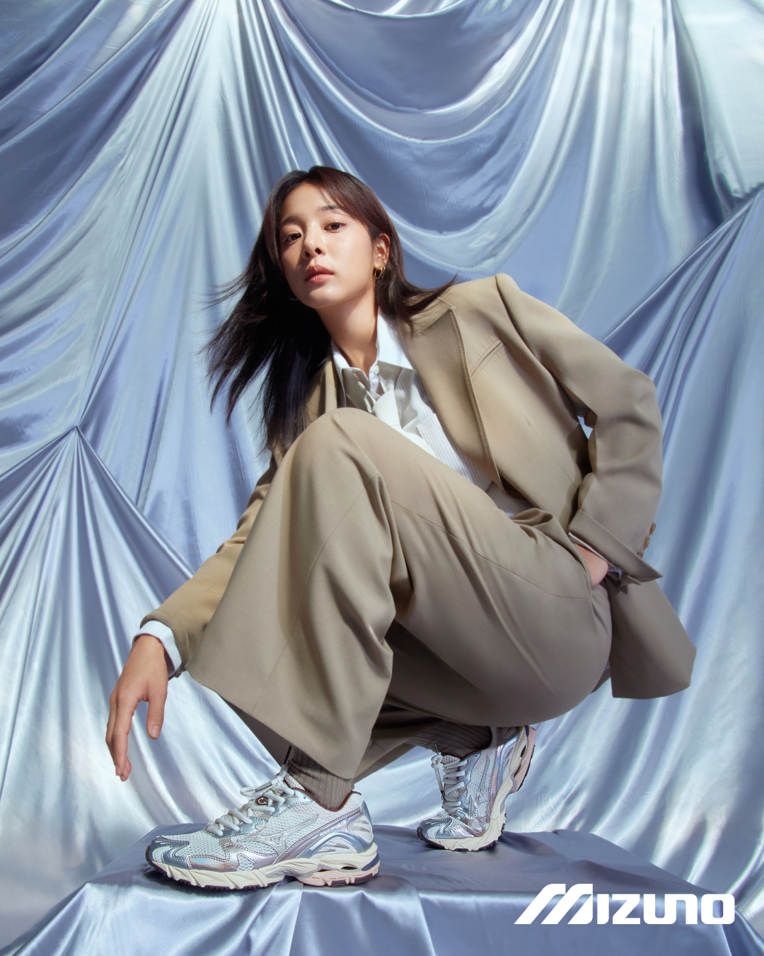 꾸안꾸 여신 설인아💙🤍애정 운동화
미즈노 WAVE RIDER 10 데일리 아웃핏👟참고해 #광고

미즈노와 배우 설인아가 만났습니다🔥

드라마와 예능에서 다재다능한 매력을 뽐내는 배우 설인아가 픽한 데일리 운동화는 미즈노의 ‘WAVE RIDER 10’!

미즈노의 헤리티지를 녹여낸 WAVE RIDER 10, 배우 설인아의 진지하면서도 부드러운 매력이 만나 남다른 아웃핏을 선사합니다. 스포티한 쉐입에 메탈릭 포인트를 더해, 단순한 패션 아이템을 넘어 나만의 개성을 표현하게 해주는 미즈노 WAVE RIDER 10.

캐주얼은 물론, 오피스룩에도 ‘찰떡'인 스니커즈를 찾고 있다면 미즈노의 WAVE RIDER 10을 지금 만나보세요. 이미지6
