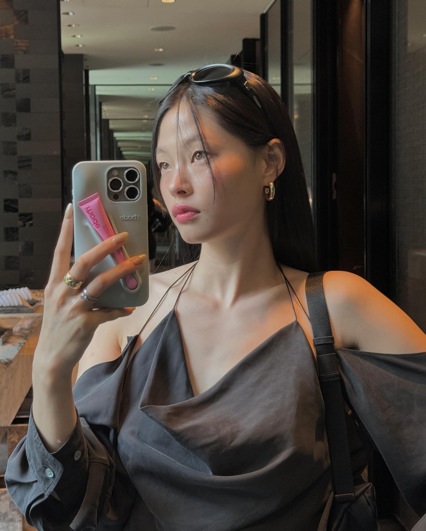 폰케이스 or 립케이스💄@로드

헤일리 비버의 인스타그램에서 자주 보이는 아이템 중 하나는 그녀의 뷰티 브랜드인 RHODE(로드)에서 출시한 폰 케이스입니다. 이 케이스는 패션과 뷰티가 결합된 독특한 액세서리로, 최근에는 국내 셀럽들 사이에서도 인기를 끌고 있어 인스타그램에서도 자주 찾아볼 수 있습니다. 이 케이스의 특별한 점은 뒷면에 립 제품을 수납할 수 있는 공간이 있다는 것입니다. 립 제품을 자주 잃어버리는 분들에게 특히 추천하는 아이템입니다. 날씨가 서서히 추워지고 건조해지는 요즘, 촉촉한 립 제품과 폰을 함께 챙길 수 있는 이 케이스 어떠세요?❤️📱 이미지3