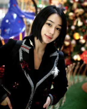 이민정과 닮은 히로세 스즈🪞♥️
이민정과 닮은 꼴로 유명한 일본 배우 히로세 스즈. 그녀는 일본에서 국민 여동생의 타이틀을 갖고 있는데요. 히로세 스즈 연관검색어로 이민정이 뜰 만큼 두 사람은 비슷한 외모로 주목받고 있죠. 특히 단발머리의 히로세 스즈는 이민정의 데뷔작인 드라마 ‘꽃보다 남자’의 캐릭터 하재경의 모습과 비슷한데요. 커다랗고 맑은 눈망울과 자기주장 강한 이목구비, 청순한 분위기가 비슷한 두 사람 사진을 섞어봤습니다. 여러분이 봤을 때는 닮은 것 같나요? 이미지7
