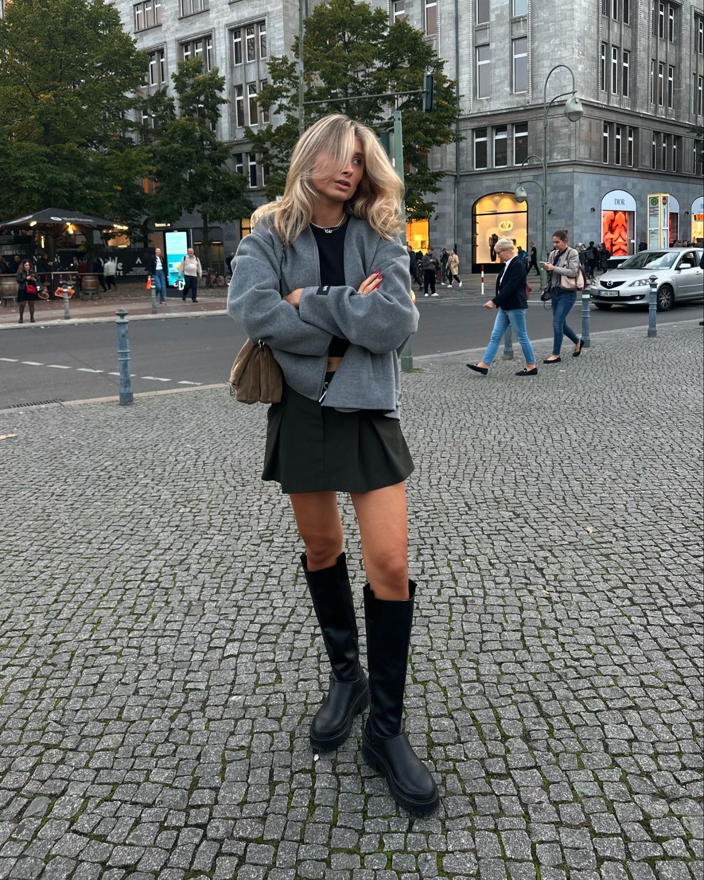 지금 많이 입어둬야 하는 조합✔️🖤
미니스커트에 롱부츠👢더 추워지기 전에 즐기자😶‍🌫️ 이미지3