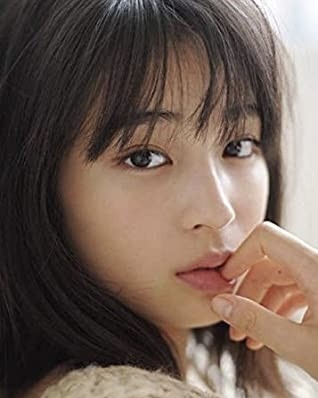 이민정과 닮은 히로세 스즈🪞♥️
이민정과 닮은 꼴로 유명한 일본 배우 히로세 스즈. 그녀는 일본에서 국민 여동생의 타이틀을 갖고 있는데요. 히로세 스즈 연관검색어로 이민정이 뜰 만큼 두 사람은 비슷한 외모로 주목받고 있죠. 특히 단발머리의 히로세 스즈는 이민정의 데뷔작인 드라마 ‘꽃보다 남자’의 캐릭터 하재경의 모습과 비슷한데요. 커다랗고 맑은 눈망울과 자기주장 강한 이목구비, 청순한 분위기가 비슷한 두 사람 사진을 섞어봤습니다. 여러분이 봤을 때는 닮은 것 같나요? 이미지5